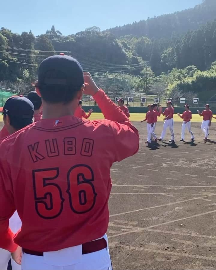 広島東洋カープのインスタグラム：「今日で秋季キャンプが打ち上げとなりました⤴︎  手締めの挨拶は末が担当！  最後の全員でのハイタッチも恒例となっています！笑笑  #carp #カープ #広島東洋カープ #広島 #末包昇大 #がががががむしゃら #日南」