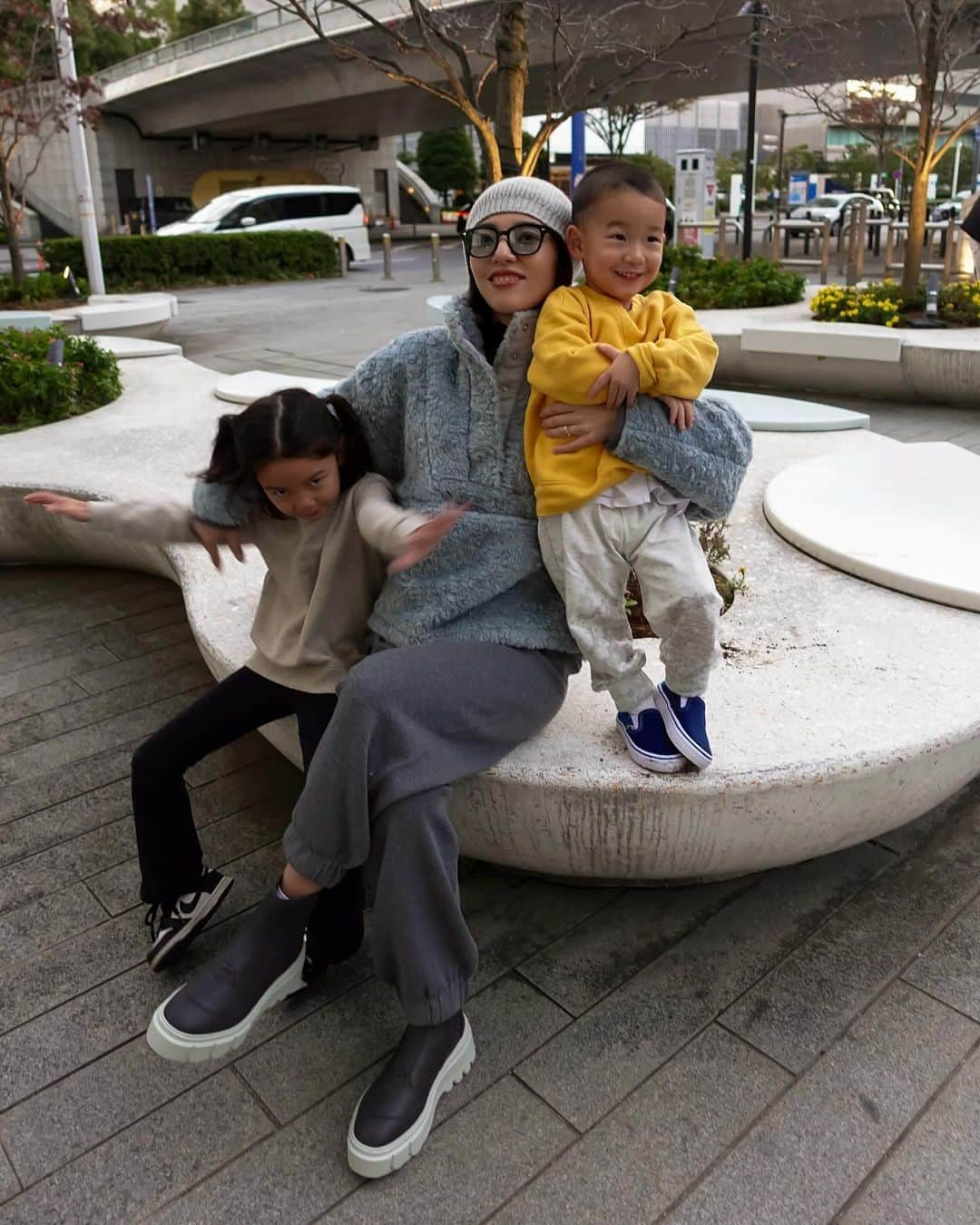 MOYAさんのインスタグラム写真 - (MOYAInstagram)「久しぶりに家族みんなでお出かけ👨‍👩‍👧‍👦 今週末から本格的に寒くなりそうだ😶‍🌫️  服は今週の新作です♡ 足元は @sorel_jp の定番「Caribou」が アップデートされたショートブーツ👢 防水だから雨の日や雪の日でもいけちゃう◯  SORELの定番アイテムがアップデートされた 「Caribou, I Love You」コレクション チェックしてみてね〜🧸  #sorel #ソレル #CaribouIloveyou #sorelstylejp  #yes #NL5014」11月21日 18時21分 - moyamoya2121