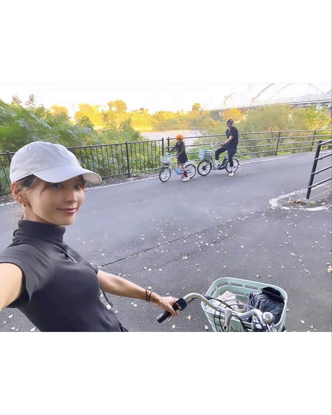 中村明花さんのインスタグラム写真 - (中村明花Instagram)「. 先日、お天気の良い日にサイクリングへ行ってきました♪ . 今までは娘の走る姿を見て追いかけているだけでしたが、一緒に自転車乗りたいなぁ〜、と思っていたので、今回はシェアサイクル #cogbe を借りて家族で楽しんだよ🚴‍♀️🚴‍♀️🚴‍♀️ . 群馬には利根川の横を走れる #利根川自転車道 があるので、子連れサイクリングするには車もこなくて安心☺️ （ずーっと進むと江戸川自転車道に繋がって東京ディズニーリゾートにまで行けるんだって） . 川に山に自然を感じながらサイクリングができて、もー最高に気持ちよかったーーー！！ . 家族皆で楽しめて、 サイクリング…ハマりそうです♡ . . #坂道もギアを重くして負担をかける追い込み系の夫 #全力で電動機能を使いラクして楽しみたい系の私 #一緒に自転車に乗られていつもより嬉しそうな娘 ⁡#群馬生活 #群馬暮らし #martweekender  #家族で過ごす週末 #ときめく週末 #雑誌Mart」11月21日 18時23分 - sayaka_nakamura3