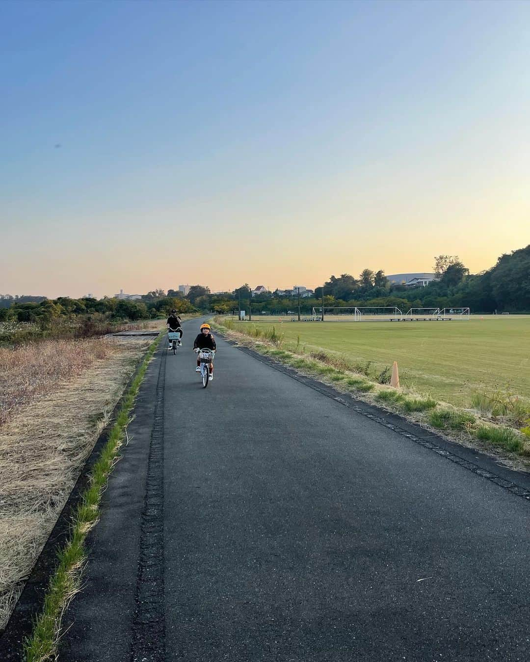 中村明花さんのインスタグラム写真 - (中村明花Instagram)「. 先日、お天気の良い日にサイクリングへ行ってきました♪ . 今までは娘の走る姿を見て追いかけているだけでしたが、一緒に自転車乗りたいなぁ〜、と思っていたので、今回はシェアサイクル #cogbe を借りて家族で楽しんだよ🚴‍♀️🚴‍♀️🚴‍♀️ . 群馬には利根川の横を走れる #利根川自転車道 があるので、子連れサイクリングするには車もこなくて安心☺️ （ずーっと進むと江戸川自転車道に繋がって東京ディズニーリゾートにまで行けるんだって） . 川に山に自然を感じながらサイクリングができて、もー最高に気持ちよかったーーー！！ . 家族皆で楽しめて、 サイクリング…ハマりそうです♡ . . #坂道もギアを重くして負担をかける追い込み系の夫 #全力で電動機能を使いラクして楽しみたい系の私 #一緒に自転車に乗られていつもより嬉しそうな娘 ⁡#群馬生活 #群馬暮らし #martweekender  #家族で過ごす週末 #ときめく週末 #雑誌Mart」11月21日 18時23分 - sayaka_nakamura3