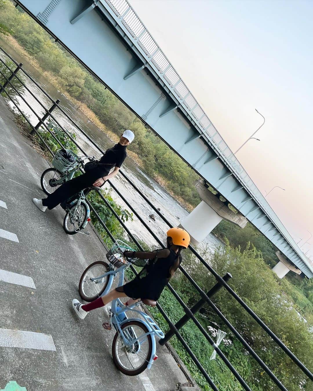 中村明花さんのインスタグラム写真 - (中村明花Instagram)「. 先日、お天気の良い日にサイクリングへ行ってきました♪ . 今までは娘の走る姿を見て追いかけているだけでしたが、一緒に自転車乗りたいなぁ〜、と思っていたので、今回はシェアサイクル #cogbe を借りて家族で楽しんだよ🚴‍♀️🚴‍♀️🚴‍♀️ . 群馬には利根川の横を走れる #利根川自転車道 があるので、子連れサイクリングするには車もこなくて安心☺️ （ずーっと進むと江戸川自転車道に繋がって東京ディズニーリゾートにまで行けるんだって） . 川に山に自然を感じながらサイクリングができて、もー最高に気持ちよかったーーー！！ . 家族皆で楽しめて、 サイクリング…ハマりそうです♡ . . #坂道もギアを重くして負担をかける追い込み系の夫 #全力で電動機能を使いラクして楽しみたい系の私 #一緒に自転車に乗られていつもより嬉しそうな娘 ⁡#群馬生活 #群馬暮らし #martweekender  #家族で過ごす週末 #ときめく週末 #雑誌Mart」11月21日 18時23分 - sayaka_nakamura3