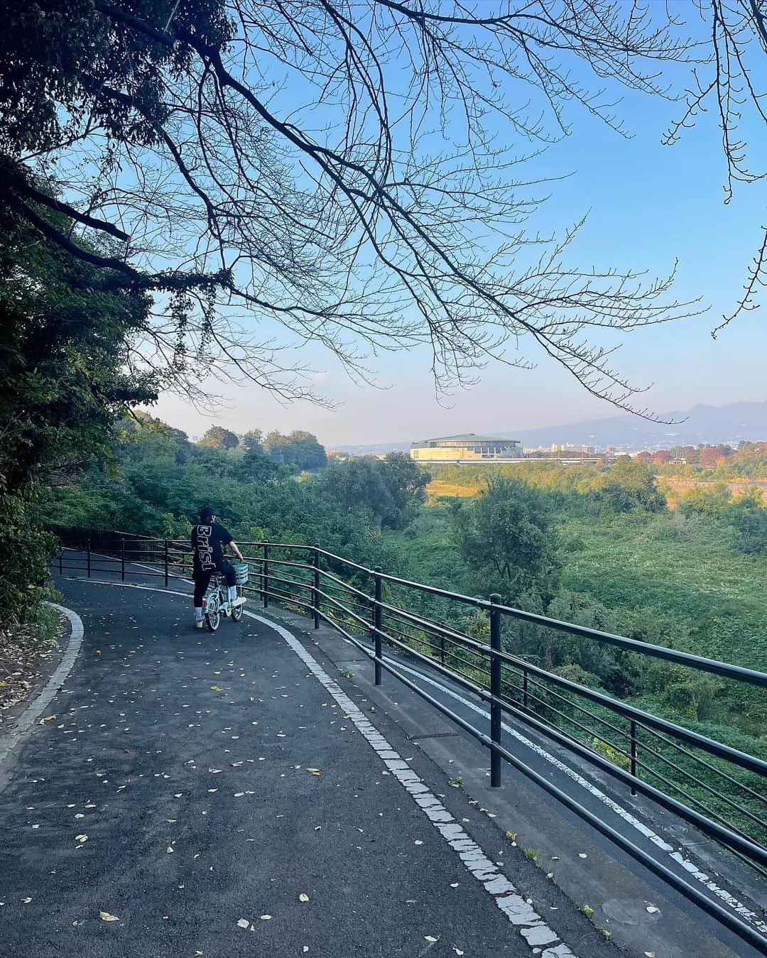 中村明花さんのインスタグラム写真 - (中村明花Instagram)「. 先日、お天気の良い日にサイクリングへ行ってきました♪ . 今までは娘の走る姿を見て追いかけているだけでしたが、一緒に自転車乗りたいなぁ〜、と思っていたので、今回はシェアサイクル #cogbe を借りて家族で楽しんだよ🚴‍♀️🚴‍♀️🚴‍♀️ . 群馬には利根川の横を走れる #利根川自転車道 があるので、子連れサイクリングするには車もこなくて安心☺️ （ずーっと進むと江戸川自転車道に繋がって東京ディズニーリゾートにまで行けるんだって） . 川に山に自然を感じながらサイクリングができて、もー最高に気持ちよかったーーー！！ . 家族皆で楽しめて、 サイクリング…ハマりそうです♡ . . #坂道もギアを重くして負担をかける追い込み系の夫 #全力で電動機能を使いラクして楽しみたい系の私 #一緒に自転車に乗られていつもより嬉しそうな娘 ⁡#群馬生活 #群馬暮らし #martweekender  #家族で過ごす週末 #ときめく週末 #雑誌Mart」11月21日 18時23分 - sayaka_nakamura3