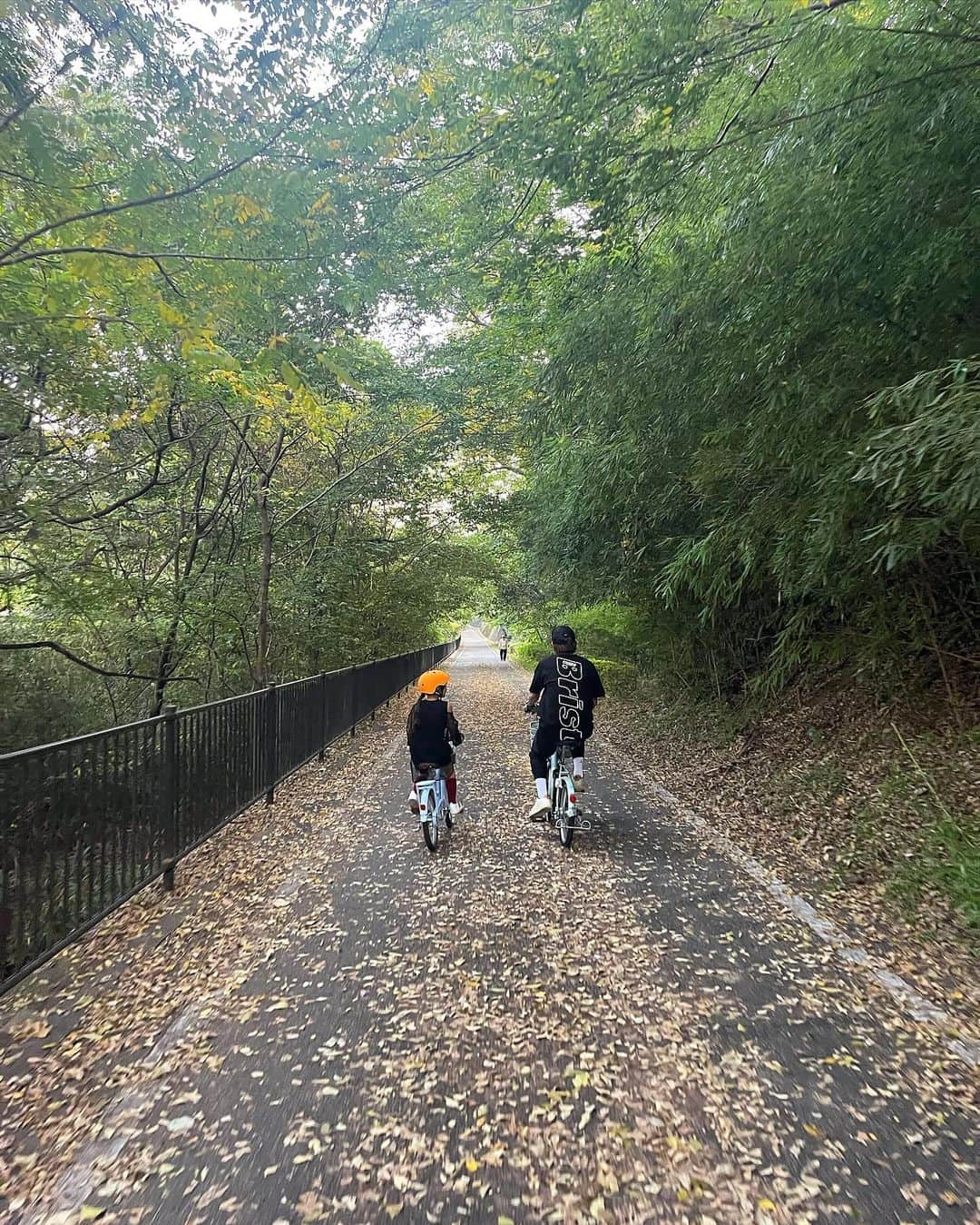 中村明花さんのインスタグラム写真 - (中村明花Instagram)「. 先日、お天気の良い日にサイクリングへ行ってきました♪ . 今までは娘の走る姿を見て追いかけているだけでしたが、一緒に自転車乗りたいなぁ〜、と思っていたので、今回はシェアサイクル #cogbe を借りて家族で楽しんだよ🚴‍♀️🚴‍♀️🚴‍♀️ . 群馬には利根川の横を走れる #利根川自転車道 があるので、子連れサイクリングするには車もこなくて安心☺️ （ずーっと進むと江戸川自転車道に繋がって東京ディズニーリゾートにまで行けるんだって） . 川に山に自然を感じながらサイクリングができて、もー最高に気持ちよかったーーー！！ . 家族皆で楽しめて、 サイクリング…ハマりそうです♡ . . #坂道もギアを重くして負担をかける追い込み系の夫 #全力で電動機能を使いラクして楽しみたい系の私 #一緒に自転車に乗られていつもより嬉しそうな娘 ⁡#群馬生活 #群馬暮らし #martweekender  #家族で過ごす週末 #ときめく週末 #雑誌Mart」11月21日 18時23分 - sayaka_nakamura3