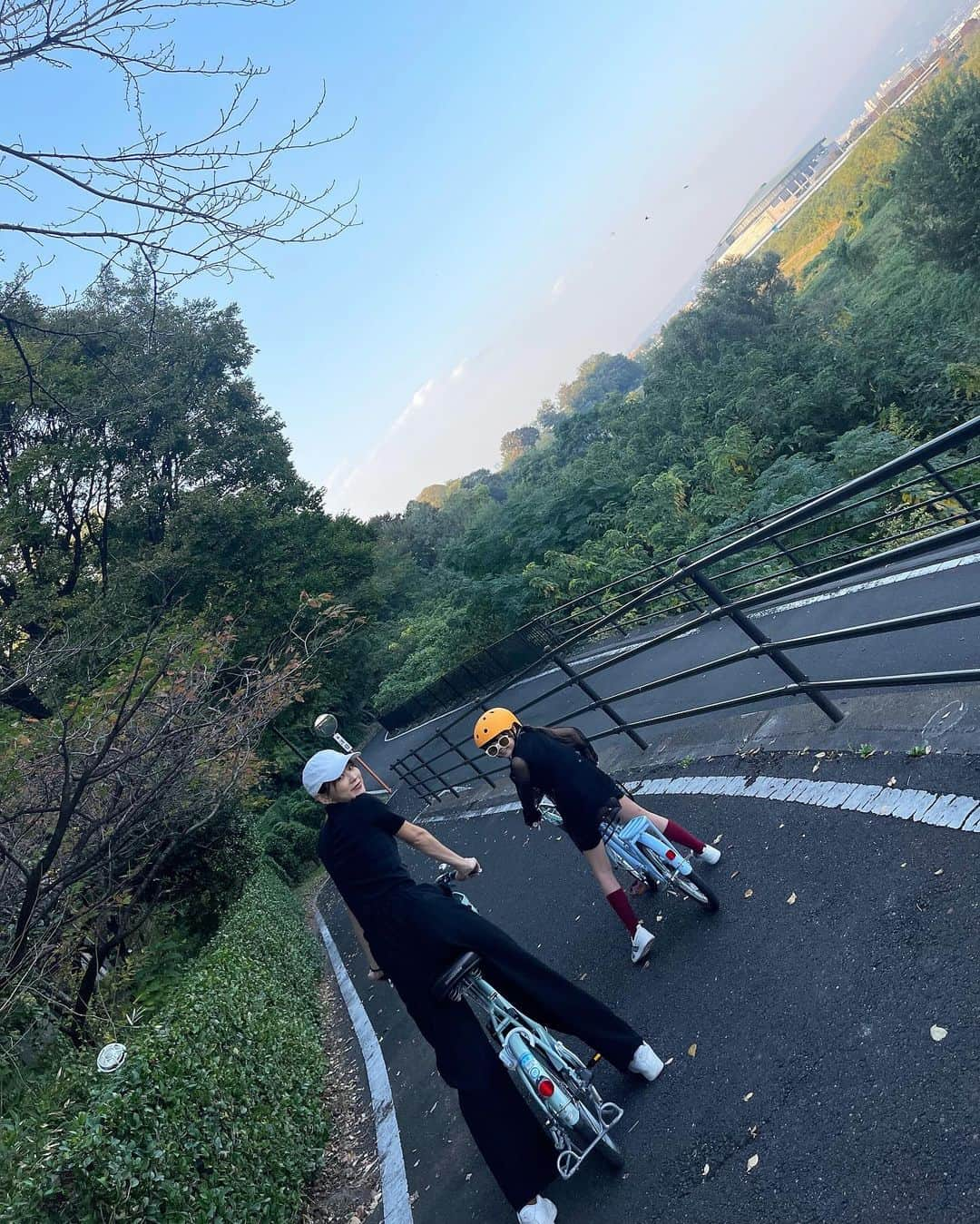 中村明花さんのインスタグラム写真 - (中村明花Instagram)「. 先日、お天気の良い日にサイクリングへ行ってきました♪ . 今までは娘の走る姿を見て追いかけているだけでしたが、一緒に自転車乗りたいなぁ〜、と思っていたので、今回はシェアサイクル #cogbe を借りて家族で楽しんだよ🚴‍♀️🚴‍♀️🚴‍♀️ . 群馬には利根川の横を走れる #利根川自転車道 があるので、子連れサイクリングするには車もこなくて安心☺️ （ずーっと進むと江戸川自転車道に繋がって東京ディズニーリゾートにまで行けるんだって） . 川に山に自然を感じながらサイクリングができて、もー最高に気持ちよかったーーー！！ . 家族皆で楽しめて、 サイクリング…ハマりそうです♡ . . #坂道もギアを重くして負担をかける追い込み系の夫 #全力で電動機能を使いラクして楽しみたい系の私 #一緒に自転車に乗られていつもより嬉しそうな娘 ⁡#群馬生活 #群馬暮らし #martweekender  #家族で過ごす週末 #ときめく週末 #雑誌Mart」11月21日 18時23分 - sayaka_nakamura3