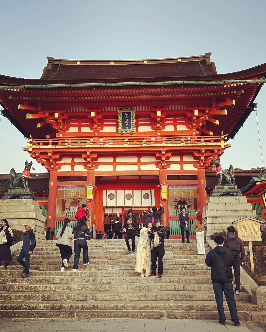 Liaさんのインスタグラム写真 - (LiaInstagram)「Liaと彩菜が行く 京都ぶらり2人散歩🚶‍♀️🚶その③  ドドン⛩️‼️ 短い限られた時間の中で美味しいものも沢山頂けて、ギュギュッと詰まったぶらり2人散歩👬。素敵な出会いもあり有意義な1日でした。彩菜ちゃんありがとう💕また行こう‼️次はどこだろな？ #京都 #伏見稲荷大社」11月21日 18時23分 - lia_vocalist