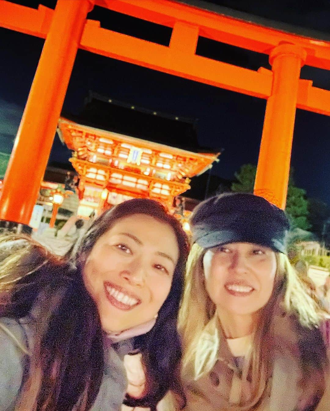 Liaさんのインスタグラム写真 - (LiaInstagram)「Liaと彩菜が行く 京都ぶらり2人散歩🚶‍♀️🚶その③  ドドン⛩️‼️ 短い限られた時間の中で美味しいものも沢山頂けて、ギュギュッと詰まったぶらり2人散歩👬。素敵な出会いもあり有意義な1日でした。彩菜ちゃんありがとう💕また行こう‼️次はどこだろな？ #京都 #伏見稲荷大社」11月21日 18時23分 - lia_vocalist