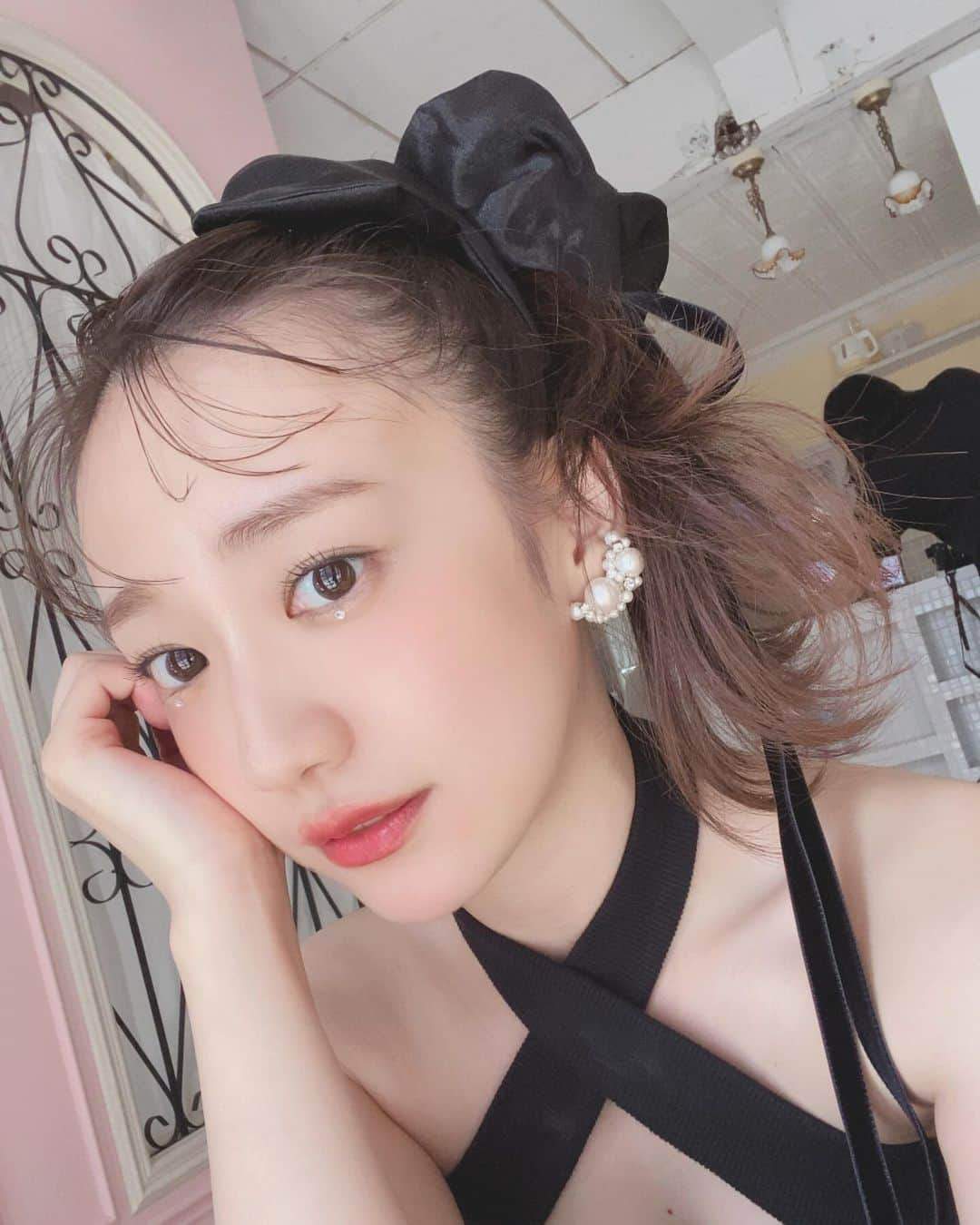 関根優那のインスタグラム：「カレンダーオフショット🖤 ⁡ 目の下の大きいラメ初めてつけてテンション上がってるところ！ 動画もアルヨ。 たくさんのシチュエーションで撮ってるから 毎月堪能してほしいです〜〜〜！！！！！ ⁡ ⁡ ５日後カレンダーお渡し会です🗓️ ⁡ ⁡ ⁡ リンクはハイライト🔗 ⁡ 【日程】　 2023年11月26日（日）11:30～ ⁡ 【会場】 渋谷HMV&BOOKS SHIBUYA 5Fイベントスペース ⁡ 【内容】　 ■1冊券 »サイン入りカレンダー１冊＋ イベント限定生写真１枚（全3種ランダム）   ■3冊券 »サイン入りカレンダー1冊+ サイン無しカレンダー2冊＋ イベント限定生写真2枚（全3種ランダム）＋ ２ショットチェキ撮影１枚   ■5冊券 »サイン入りカレンダー1冊（その場でお客様の宛名入れ）＋ サインなしカレンダー4冊＋ イベント限定生写真３枚（コンプリートセット）＋ ２ショットチェキ撮影２枚（内１枚にその場でサイン） ⁡ ⁡」