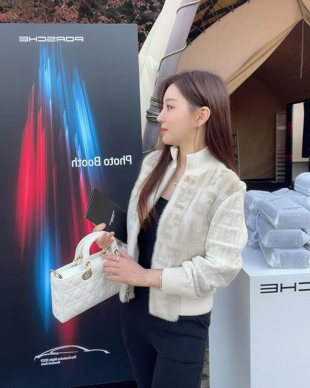 ファン・ボミのインスタグラム：「. 행사장에서 건진 인생네컷🐰 With my 보아돌이💜  #TheExclusiveNight2023 #porsche」