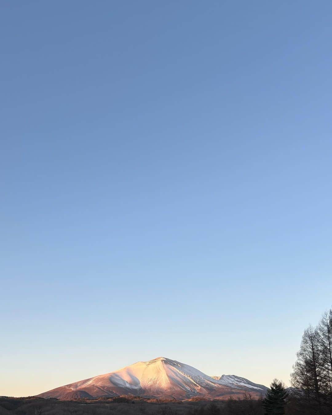 潮田あかりさんのインスタグラム写真 - (潮田あかりInstagram)「どの時間も美しかったなァ⛰️寒いのにベーコンもよく外にでてた🐕🥓☀️」11月21日 18時25分 - ushi_ppp