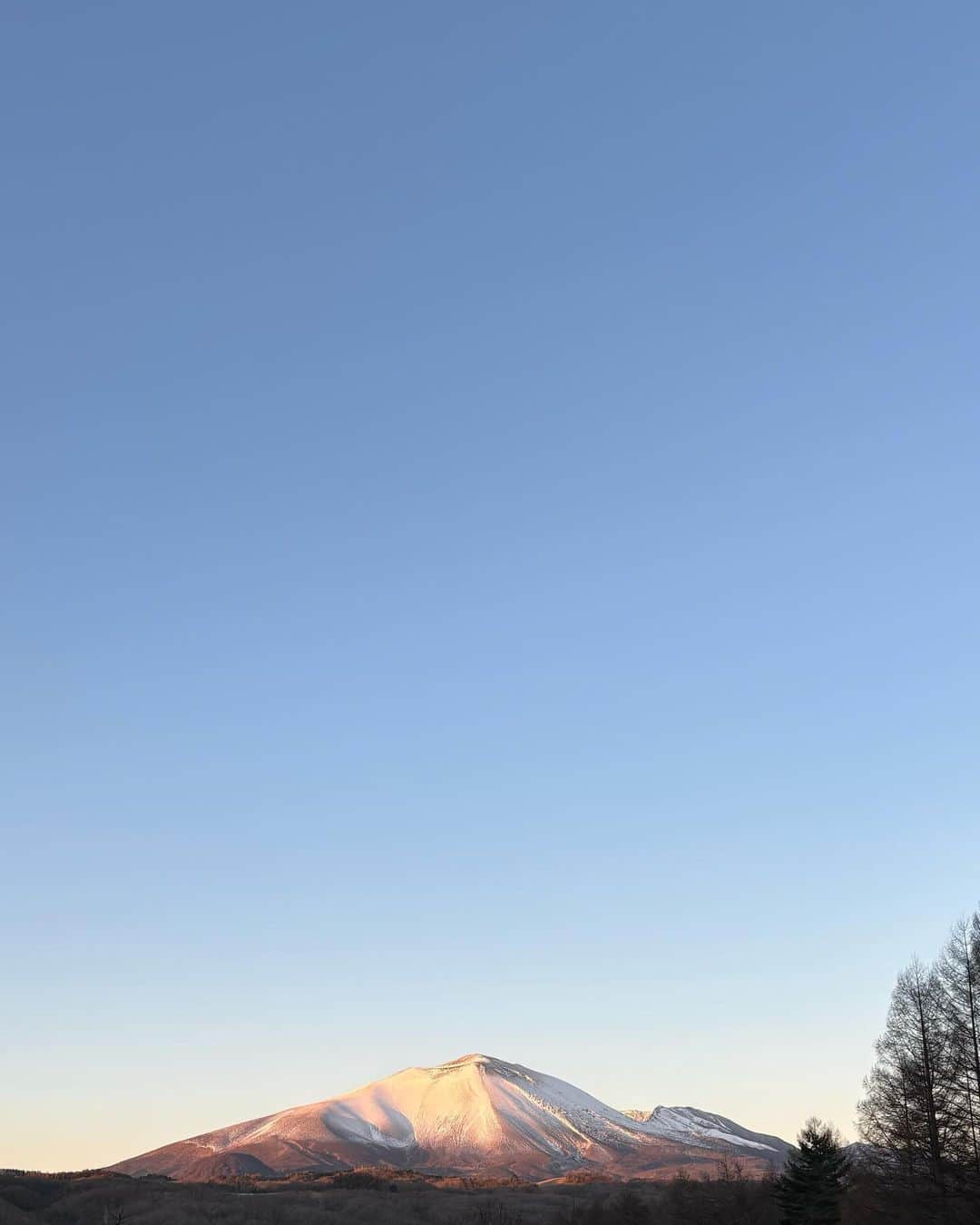 潮田あかりのインスタグラム：「どの時間も美しかったなァ⛰️寒いのにベーコンもよく外にでてた🐕🥓☀️」