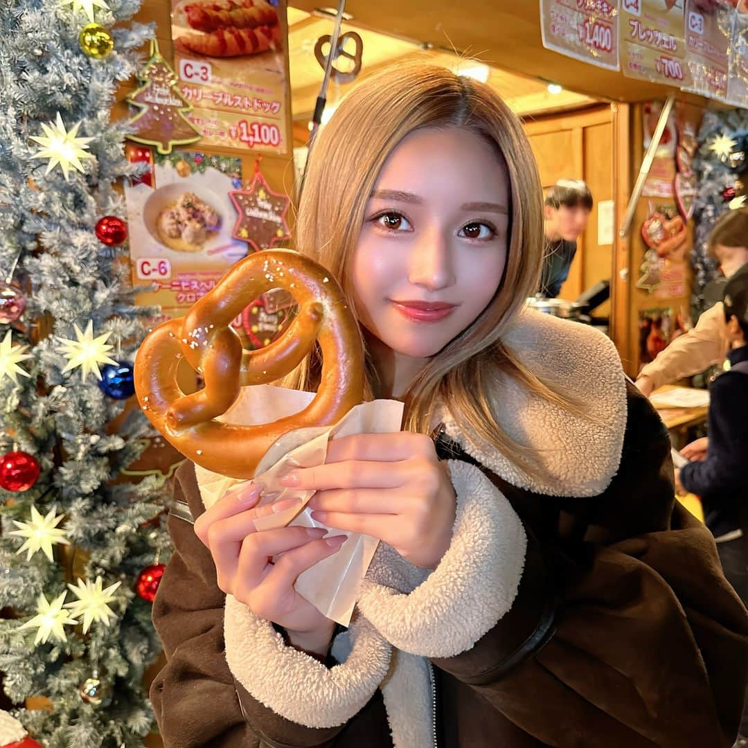 なーちゃんのインスタグラム：「・ クリスマスマーケットに行ってきたよ🎄✨✨ プレッツェルが可愛くてつい買っちゃった🥨 しょっぱ美味しいよね😋 ・ ちょっと早めのクリスマスを味わえて嬉しいのと、イルミネーションが綺麗で感動した😍🎁 ・ ・ 最近裸眼にハマってる👀 ナチュラルメイクにしたよ💄 ・ ・ ・ #東京観光 #東京 #スカイツリー #ソラマチ #クリスマス #フェス #イベント #プレッツェル #ナチュラルメイク」