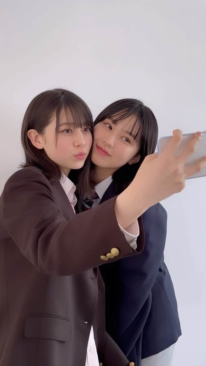 Seventeenのインスタグラム：「もんはん👩🏻‍❤️‍👩🏻💓  すこし前にオフショット写真を載せたもんはん動画バージョン🎥🩷  やはり仲良しすぎて動画でも距離感ゼロです🥺  #ST秋冬号 #Seventeen #セブンティーン #ST #セブンティーンモデル #STモデル #雑誌 #森﨑美月 #石川花 #もんちゃん #はんちゃん #Seventeen秋冬号 #最新号 #制服 #制服コーデ #ootd #制服女子  #制服アレンジ #撮影 #オフショット #撮影オフショット  #FJK #JK #仲良し #ツインズ #にこいち」