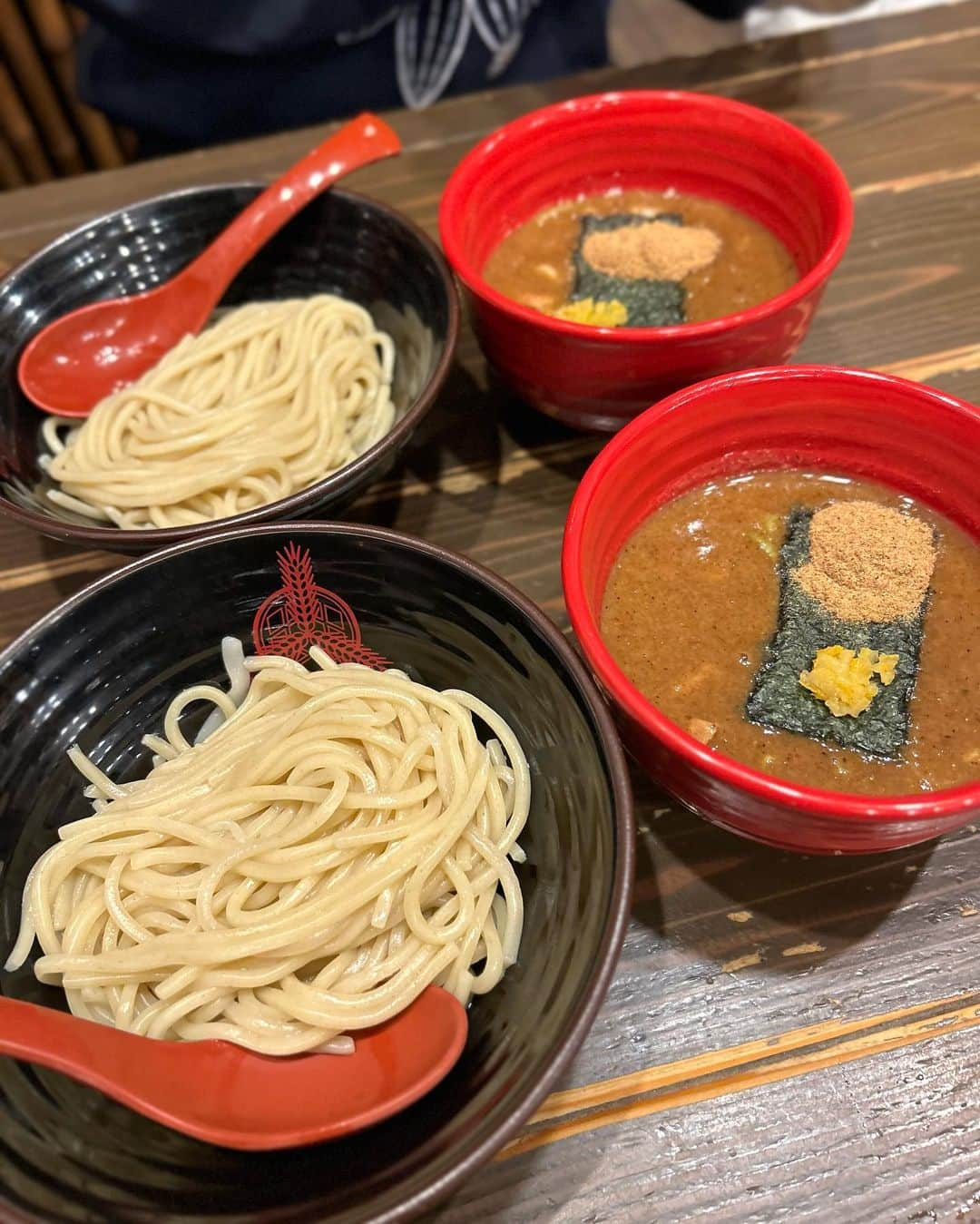 片原恵麻さんのインスタグラム写真 - (片原恵麻Instagram)「さくっと…🏃🏻‍♂️♨️  はるちゃんオススメのPARADISE行ってきた🫶 @harunaogatajp   サウナ終わりに念願の三田製麺所🍜 学生ぶりの田町、懐かしかった😌」11月21日 18時36分 - emma_katahara