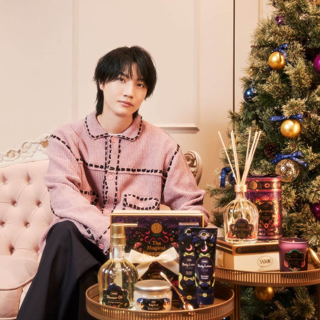 SABON Japanさんのインスタグラム写真 - (SABON JapanInstagram)「12/21開催のセレブレーションイベントの前に 桜田通( @dorisakurada )さんに ホリデーコレクションをお試しいただきました！  ホリデーコレクション2023のテーマは「真夜中の25時」、 心あたたまるホリデーシーズンに きらめくような彩りと忘れられない祝祭の記憶を刻みます。  神秘的なフローラルノート「スターライト・ブーケ」は きらめきに満ちたこの冬限定の香りで、 特に桜田さんが気に入っていたのは シャワーオイルやボディスクラブなどのバスアイテム🛀  《桜田さんおすすめ製品🛀》 ・シャワーオイル スターライト・ブーケ ・ボディスクラブ スターライト・ブーケ  ・オードゥサボンスターライト・ブーケ  ボディケアアイテムは、乾燥しやすい肌をやさしく守りながら 汚れや不要な角質をすっきりと 落とし、 透明感あふれる肌へ導きます。  12月21日に開催されるセレブレーションイベントでは、 ホリデーコレクションやSABONにまつわる トークショーで至福のひとときをお楽しみいただけます🎄  《応募概要》 キャンペーン期間：2023年11⽉16⽇（⽊）〜11⽉30⽇（⽊） 招待⼈数：30組60名様 応募条件：対象期間中、全国のSABON直営店舗または公式オンラインストアにて、『フェイスポリッシャー レスティング』を含む『SABON Holiday Collection 2023』より7,000円（税込）のお買い上げごとに1枚、シリアルコード付き応募券をお渡しいたします。 応募フォームよりお申し込みください。 また詳細はスペシャルサイトよりご確認ください。 応募券配布期間：2023年11⽉16⽇（⽊）〜11⽉30⽇（⽊） ※公式オンラインストアは2023年11⽉16⽇（⽊）〜11⽉27⽇（⽉）23:59までのご注⽂分 ※応募券はなくなり次第、終了となります。 ※応募締め切り 11⽉30⽇（⽊）23:59 ※厳選なる抽選の上、12⽉6⽇（⽔）以降に 　個別に当選通知をお送りいたします。 （当選された⽅のみへのご連絡となります。） ※座席などの指定は受け付けておりません。  #sabon #サボン#SABONギフト#サボンホリデーコレクション #ホリデー #ホリデーコレクション #sabonホリデーコレクション #sabonスターライトブーケ#sabon聖なる夜#holidaycollection #holiday#ボディケア #ホリデーコレクション #ギフト#香り #ご褒美 #プレゼント #クリスマスプレゼント #クリスマスコフレ」11月21日 18時36分 - sabon_japan