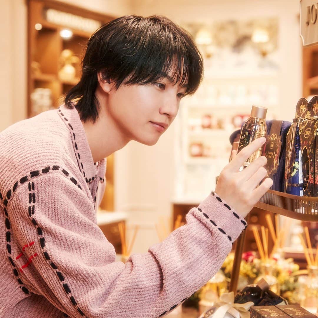 SABON Japanさんのインスタグラム写真 - (SABON JapanInstagram)「12/21開催のセレブレーションイベントの前に 桜田通( @dorisakurada )さんに ホリデーコレクションをお試しいただきました！  ホリデーコレクション2023のテーマは「真夜中の25時」、 心あたたまるホリデーシーズンに きらめくような彩りと忘れられない祝祭の記憶を刻みます。  神秘的なフローラルノート「スターライト・ブーケ」は きらめきに満ちたこの冬限定の香りで、 特に桜田さんが気に入っていたのは シャワーオイルやボディスクラブなどのバスアイテム🛀  《桜田さんおすすめ製品🛀》 ・シャワーオイル スターライト・ブーケ ・ボディスクラブ スターライト・ブーケ  ・オードゥサボンスターライト・ブーケ  ボディケアアイテムは、乾燥しやすい肌をやさしく守りながら 汚れや不要な角質をすっきりと 落とし、 透明感あふれる肌へ導きます。  12月21日に開催されるセレブレーションイベントでは、 ホリデーコレクションやSABONにまつわる トークショーで至福のひとときをお楽しみいただけます🎄  《応募概要》 キャンペーン期間：2023年11⽉16⽇（⽊）〜11⽉30⽇（⽊） 招待⼈数：30組60名様 応募条件：対象期間中、全国のSABON直営店舗または公式オンラインストアにて、『フェイスポリッシャー レスティング』を含む『SABON Holiday Collection 2023』より7,000円（税込）のお買い上げごとに1枚、シリアルコード付き応募券をお渡しいたします。 応募フォームよりお申し込みください。 また詳細はスペシャルサイトよりご確認ください。 応募券配布期間：2023年11⽉16⽇（⽊）〜11⽉30⽇（⽊） ※公式オンラインストアは2023年11⽉16⽇（⽊）〜11⽉27⽇（⽉）23:59までのご注⽂分 ※応募券はなくなり次第、終了となります。 ※応募締め切り 11⽉30⽇（⽊）23:59 ※厳選なる抽選の上、12⽉6⽇（⽔）以降に 　個別に当選通知をお送りいたします。 （当選された⽅のみへのご連絡となります。） ※座席などの指定は受け付けておりません。  #sabon #サボン#SABONギフト#サボンホリデーコレクション #ホリデー #ホリデーコレクション #sabonホリデーコレクション #sabonスターライトブーケ#sabon聖なる夜#holidaycollection #holiday#ボディケア #ホリデーコレクション #ギフト#香り #ご褒美 #プレゼント #クリスマスプレゼント #クリスマスコフレ」11月21日 18時36分 - sabon_japan