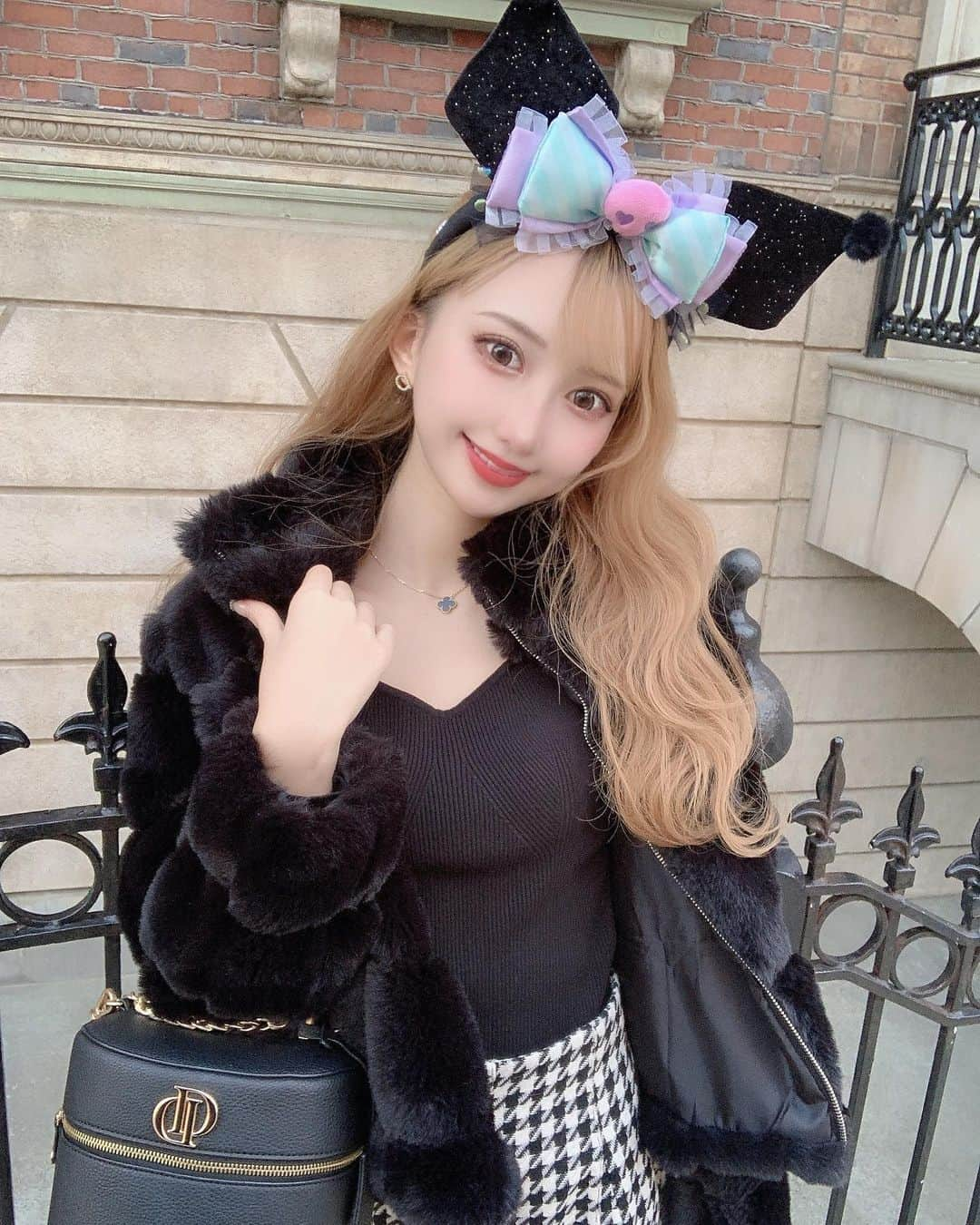 愛莉さんのインスタグラム写真 - (愛莉Instagram)「クロミコーデでゆにばいたよ😈🖤🎀  . #大阪#北新地#難波#歌舞伎町#水商売#キャバ嬢#キャバクラ#ホスト#キャバドレス#可愛い#ガリガリ#スタイル抜群#金髪#ギャル#清楚#お姉さん#谷間#ヘアメイク#自撮り#いいね返し#フォロー返します#整形#美容#セクシー#ユニバコーデ #かわいい女の子#クロミ#ユニバーサルスタジオジャパン#男ウケ」11月21日 18時29分 - airi_alii