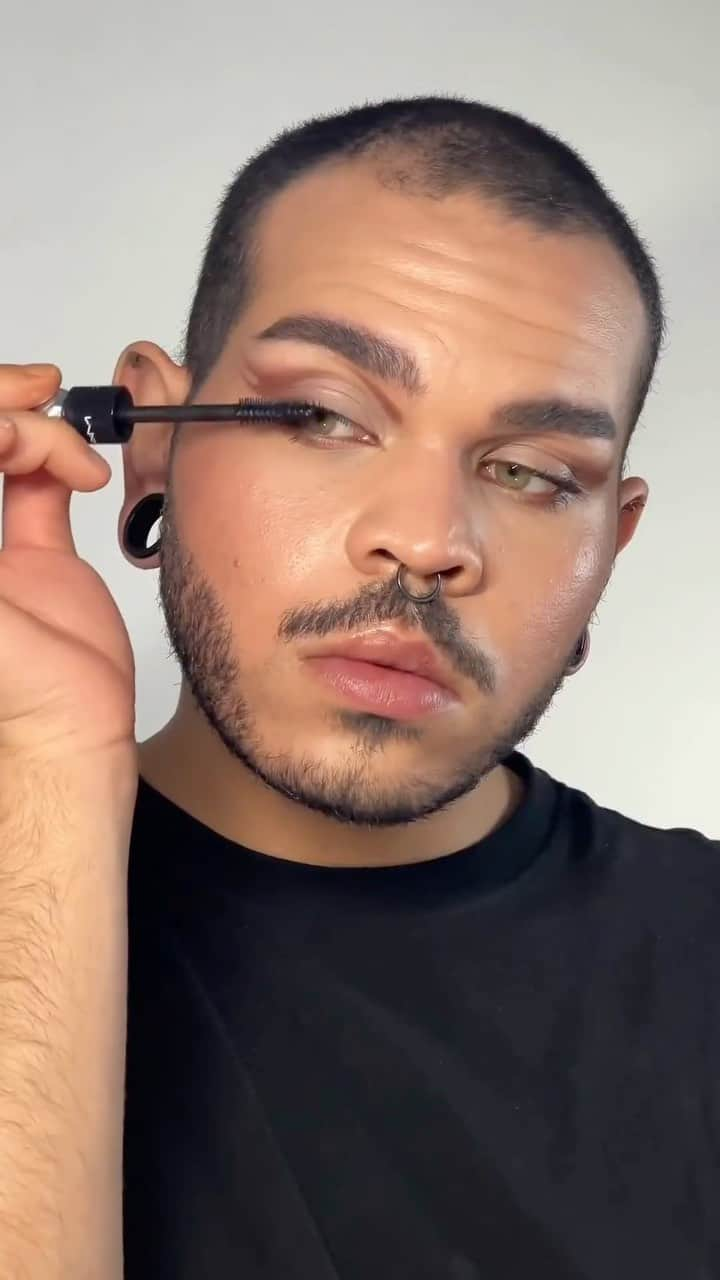 M·A·C Cosmetics Deutschlandのインスタグラム：「#TRENDTUESDAY ✨ All Time Favorite #CostaRiche 🤎@lokalekathastrophe zeigt Dir den ultimativen Full Face Look mit unserem #viralen Eye Kohl in einer intensiven Farbnuance und einem perlig schimmernden Finish.  🤎 Eye Kohl (Costa Riche) 🤎 Locked Kiss Lipstick (Mischief)  #MACTrend」