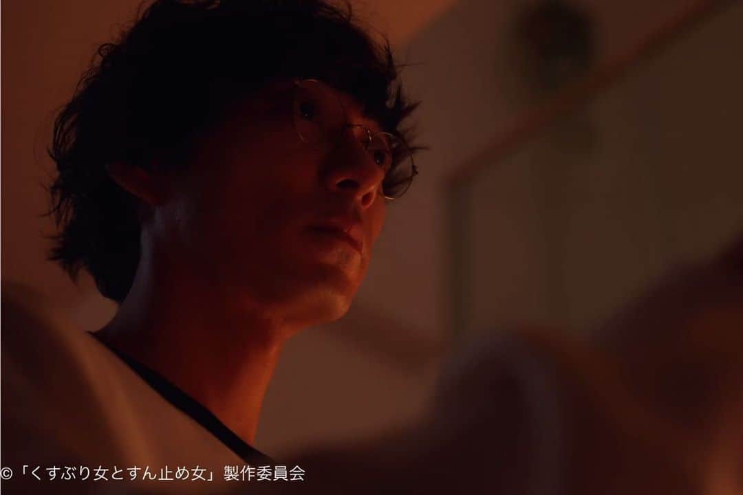 くすぶり女とすん止め女のインスタグラム：「*   💄━━━  #くすぶり女とすん止め女  第話 きょう深夜24:30〜 　　　　　　　　　━━━ 💄  あらすじ📺ꔛ˚ ┈┈┈┈┈┈┈ ˖ ࣪⊹  武(勝村政信)のパワハラと不倫の事実が書かれたメールが、 差出人不明で社内全員にメール✉️で届く。 取引先にまで送られたそのメールに愕然とする郁子(西田尚美)だが…… 八田(渋谷謙人)は微笑みながら声をかけてくる……  一方ほのか(香音)は偶然出会った八田の元婚約者、綾乃(大久保桜子)から八田の衝撃的事実を聞き急いで郁子に電話をかけた📲 事実を知った郁子は言葉を失う･･･｡     📱各話放送後から見逃し配信もアリ✅する193dg テレビ東京HP▶https://video.tv-tokyo.co.jp/ Tver▶https://tver.jp/  📍見逃しを防ぐ #TVer お気に入り登録もぜひお願いします✨ 「くすぶり女とすん止め女」で検索🔍 ˎˊ˗   ＿＿＿＿＿＿＿＿＿＿＿＿＿＿ 💄「くすぶり女とすん止め女」  🗓️毎週火曜 深夜24:30〜  #テレビ東京  #くすぶり女とすん止め女  #西田尚美  #香音  #渋谷謙人  #中川大輔  #杢代和人(#原因は自分にある。)  #大久保桜子  #MEGUMI  #勝村政信 キャプションを入力…」
