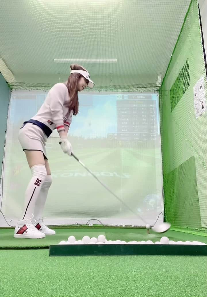 塩地美澄のインスタグラム：「練習を始めてみました⛳️  エフィカスさんの素敵なウェアで イチから頑張ります🔥 @efficace_official #efficace #エフィカスゴルフ　#ゴルフ #塩地美澄」