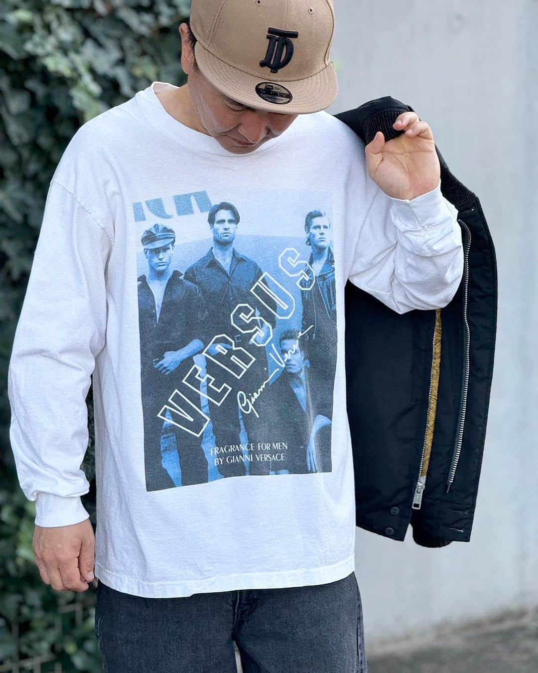 のインスタグラム：「。 VERSACEのロンT😚  これはTシャツタイプもあるけどロンTのほう見つけたのでこっちを購入🧘‍♀️  単純にフォトがカッコよくて買った😆  ロンTも良いなぁ  ロンTも集めよう  アウターは設楽さんに選んでもらった1960のDerbyジャケット  1970だったかなぁ、、、  どっちか😂  内側はダメージで綿が出てきてるとこもあるのよ😂😂😂  でもそれがいいらしい😂出るものらしい😂😂😂  深いなぁ🧘‍♀️🧘‍♀️🧘‍♀️  #ヴィンテージTシャツ #versace  #derbyjacket #かまいたち山内」