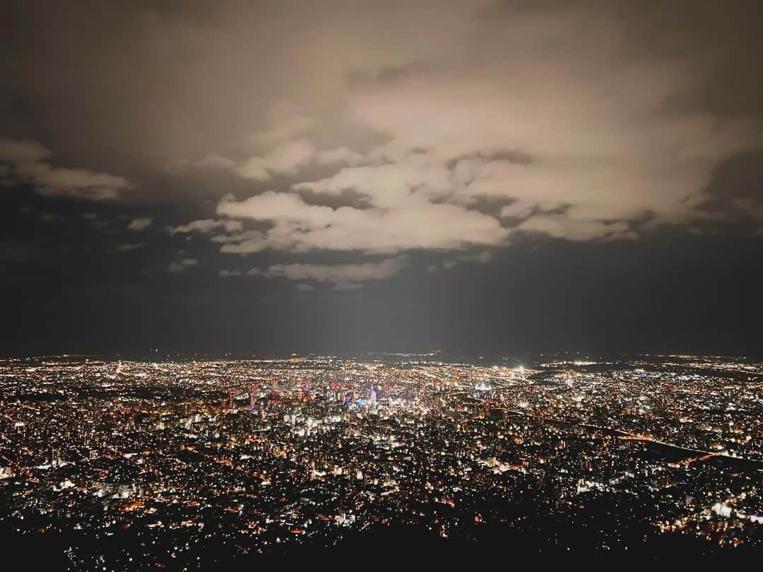 藤澤ノリマサのインスタグラム：「*  札幌藻岩山の夜景🌃  綺麗だったなー。  でも、寒かった。  #藤澤ノリマサ #藻岩山 #寒かった #でも #思い出 #作れた #感謝 #札幌 #北海道 #楽しかった #ありがとう  *」