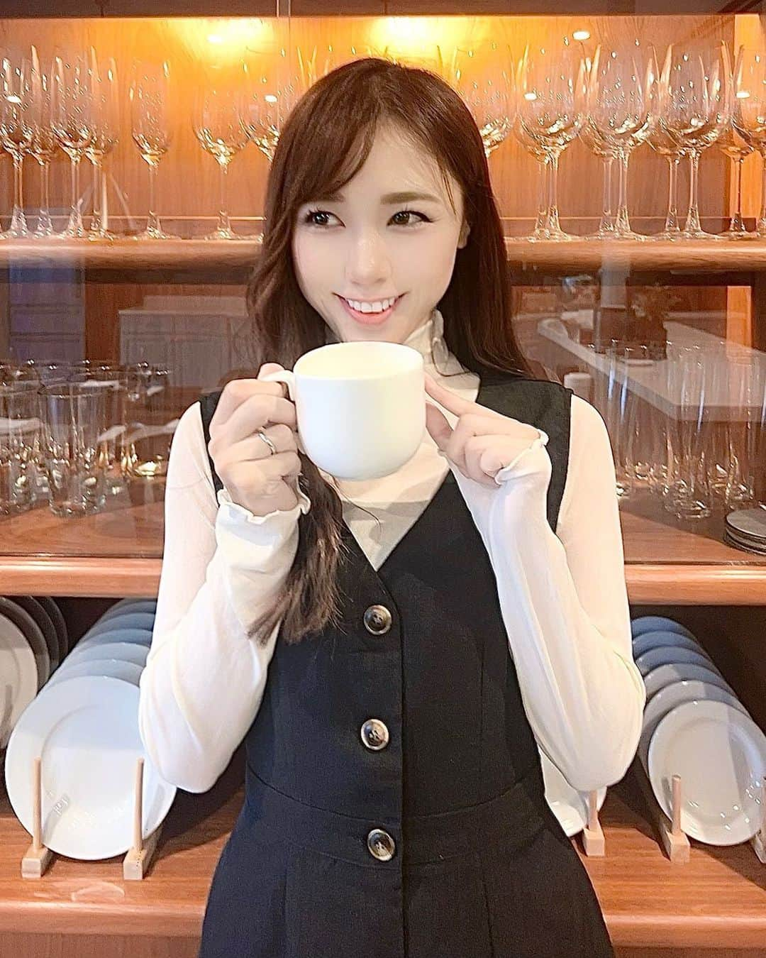 ひかりのインスタグラム：「お久しぶりにゆっくり♥️♥️♥️ #ゆっくり時間 #オシャレ部屋 #cafe」