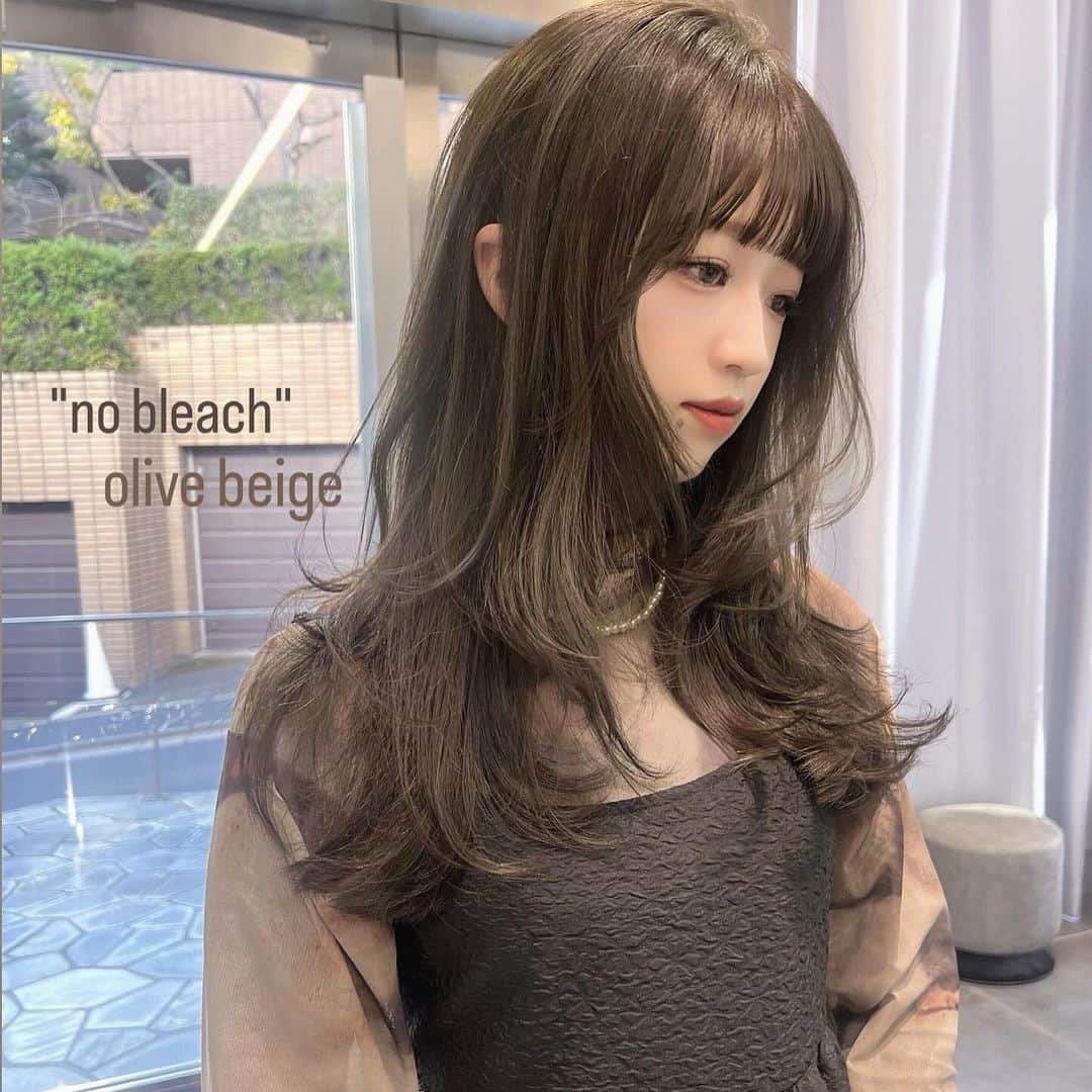 古賀美紀のインスタグラム：「【人気NO1！bleach無しでできる色素薄めカラー】 嫌な赤みを消してくれて透明感抜群な  「 #オリーブベージュ ❤︎」  いつも大切な髪の毛を任せて頂いてるお客様✨ 回数を重ねるごとに 透明感たっぷりなオリーブカラーになります♡  現在の明るさより明るくしたい方、地毛からのカラーのお客様はダブルケアカラー  選択お願いします♡  ✨オススメメニュー✨ "人気No.1" ✔️プレミアムケアカラー　¥11400~ 毛髪強化剤♡髪の毛を補強し切れ毛・枝毛を98.6%防ぎます！ →髪の毛に凄く良いので、髪の毛を綺麗に持続させたい方オススメです！  "前処理剤オプションメニュー" 毛髪は、約80%のタンパク質（PPT）と 約5%の脂質（CMC）約12%の水分で構成されています。  前処理剤のPPTとCMCを＋する事で カラーの仕上がりとカラーの持続性をUPします♡！  ✔️CMC ¥1500 ブリーチ、ヘアカラーの薬剤を均一に浸透させる。 ダメージ補修と保湿をし髪表面をツヤやかに 指通りをよくする。 →髪の硬さ、パサつき、ゴワつきは cmcが失われてるのでオススメです♡！  ✔️PPT ¥1500 ダメージを補修し、ダメージで失った髪の タンパク質部分を補修し、弾力を与えてくれます。 ヘアカラーの再現性と持ちを高める。 →ダメージや色落ちが気になる方オススメ 【プレミアムケアカラーとの同時施術でさらに効果UP！】  ✔️CMC＋PPT ¥3000 更にクオリティを高めたい方オススメです♡  ※前処理を希望の方は、予約時にどの前処理をしたいか LINEしてください♡」