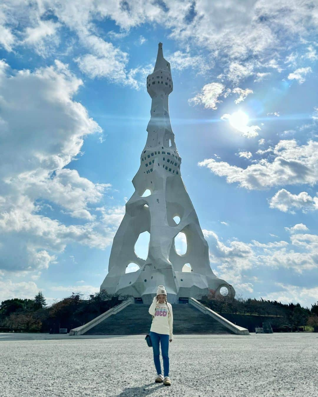 YuhKawasakiさんのインスタグラム写真 - (YuhKawasakiInstagram)「📍 Perfect Liberty Tower 久しぶりに来たけどやはり圧巻で 感動レベル🤍  世界中を旅してきて 何を見ても感動も何も感じなくなってしまった私が言うてます🙌 まるで中東気分🧕  東京タワーのように PLタワーをバックに映えるお店とかあればいいのに…💭  小さいオブジェお土産で売ってたら 絶対買うのにな…💭  現在は展望台には上がれず 2階までしか行けないけど 高層階の小窓が可愛すぎるし 小人が出てきそうな小さな扉も気になる🧚 ： ： ： ： ： ： #perfectlibertytower #PLtower #Plタワー#大平和祈念塔#超宗派万国戦争犠牲者慰霊大平和祈念塔#パーフェクトリバティー#富田林#富田林観光#tondabayashi#大阪観光#大阪b級スポット#大阪旅行#大阪府富田林市 #関西観光#ドライブスポット #plの塔#富田林駅#世界平和#参拝日和 #トランカー#芸術作品 #圧巻#中東ちっく#展望台#osakajapan #osakatravel #osakatrip #pl学園#青空フォト #180milnew」11月21日 18時32分 - yuhkawasaki