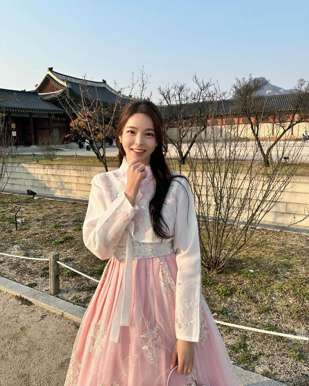 ダユンのインスタグラム：「경복궁 그리고 한복은 참 예뻤다고 한다...🇰🇷💓 한국 여행 온 관광객인 척 대성공」