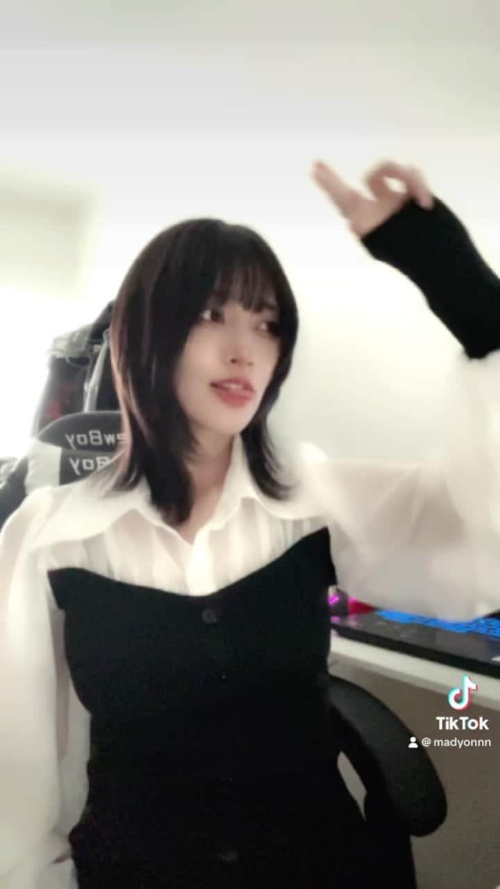 夏目まどかのインスタグラム：「🫚  #fyp #tiktok #ニットワンピース #黒髪」