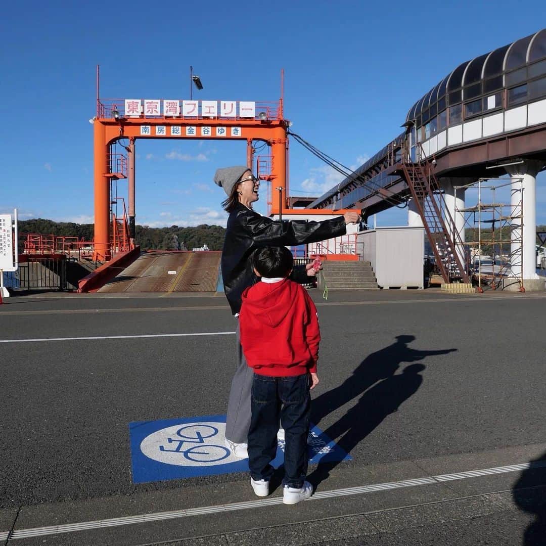 中川珠里さんのインスタグラム写真 - (中川珠里Instagram)「. 「乗れなかった東京湾フェリー。笑」  千葉に行くのにアクアライン向かってたら 途中で通行止めに気づき、、  手段はフェリーだ！となり 川崎からまたぐるりと横須賀へ。 乗りたい時刻の前に着いたのに🈵で2時間待ち、、  この写真は待ち時間に暴風の中シャボン玉🫧してた  1時間弱待ったらまさかの欠航アナウンス😀  丘周りで横須賀から千葉6時間弱。。  諦めきれずTwitter調べたら ちょうどアクアライン復活してるー👀  行ったり来たりだったけども 無事千葉に行けた週末でした。  交通情報はお出かけ前にチェックします🙂」11月21日 18時35分 - juri1104