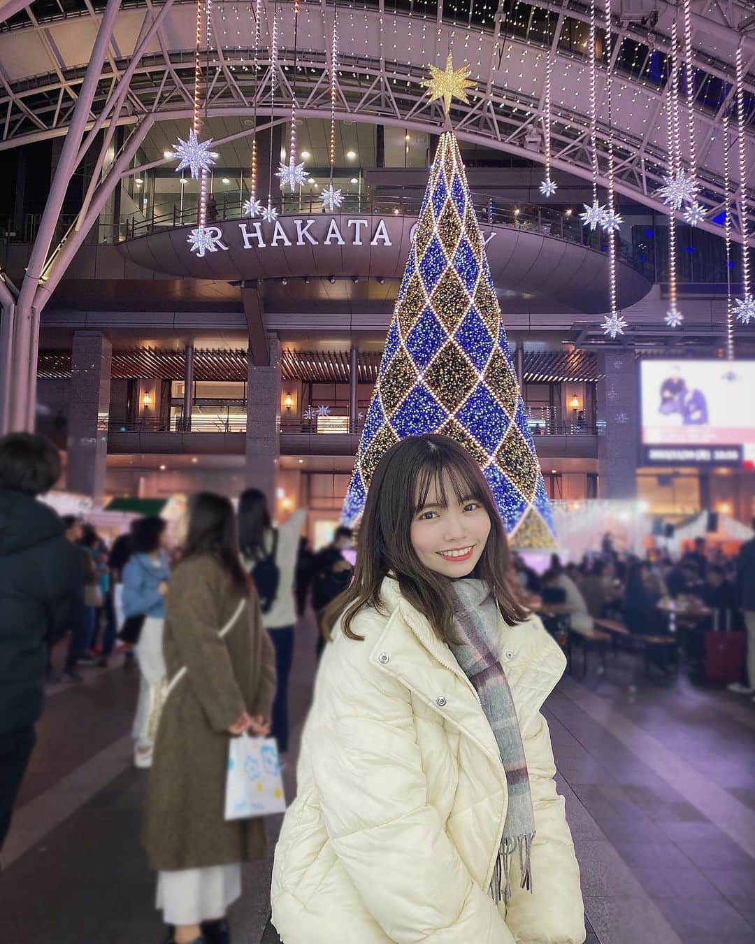 渕上舞のインスタグラム：「🤍 #HAKATA 🤍 ⁡ ⁡ お友達と 博多駅で待ち合わせした時の🎄 博多の街もすっかりクリスマスムードですね~☺︎ ⁡ ⁡ #博多駅 #クリスマスマーケット博多 #HKT48  #福岡旅行 #博多観光 #博多旅行 #fukuoka」