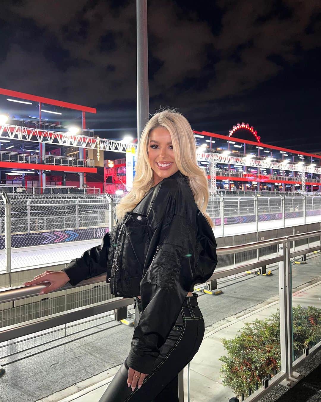 ケェーリン・セブンのインスタグラム：「Living life in the fast lane @f1 😉」