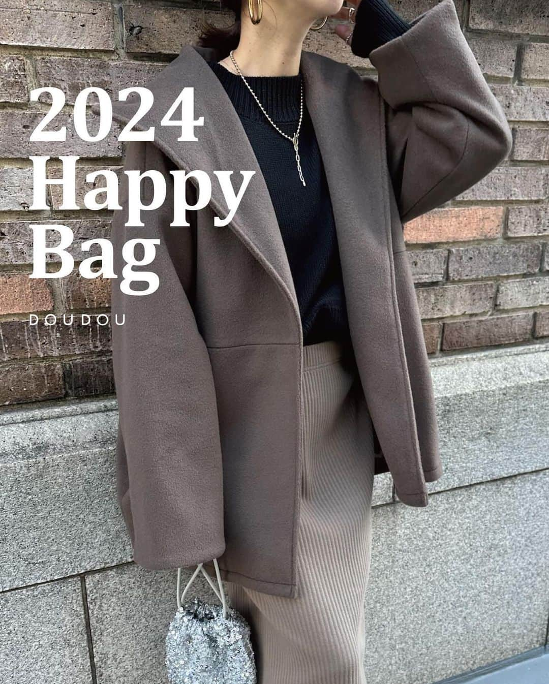 ドゥドゥさんのインスタグラム写真 - (ドゥドゥInstagram)「2024 HAPPY BAG  コート(2種類から選択可能)、ニット、スカート 以上の3アイテムがDouDouオリジナルBAGに入って、 ￥11,000(税込み) で今年も販売いたします！！  今年はコートのカラーが３色に！！  『オフホワイト』、『ベージュ』、『モカ』の いずれかお好きなカラーをお選びいただけます。  パルクローゼットにて11/22 12:00～予約販売スタート。 是非チェックしてみてくださいね。 詳細は　@doudou_pr リンクからご覧くださいませ。  ZOZOTOWNは23日(木曜)12:00〜予約スタートいたします。 . . . . .  #パルクロ福袋2024 #福袋#セットアイテム#着回し#着回しコーデ #骨格ストレート#オトナカジュアル#綺麗目カジュアル#高身長女子#ドゥドゥ_コーデ#トレンドアイテム#ゆるコーデ#おとなかわいい#体型カバーコーデ#楽ちんコーデ#抜け感#お出かけコーデ#zozo#細見え#上品カジュアル#骨格ストレートコーデ#アラサー女子コーデ#大人女子コーデ#コート#アウター#ニットコーデ #タイトスカート#ブーツ #ロンT#オフィスカジュアル」11月22日 8時00分 - doudou_pr