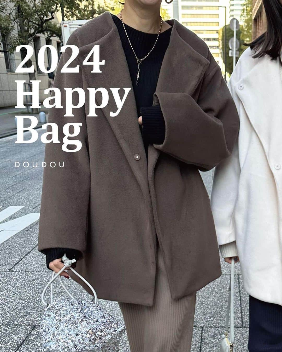 ドゥドゥさんのインスタグラム写真 - (ドゥドゥInstagram)「2024 HAPPY BAG  コート(2種類から選択可能)、ニット、スカート 以上の3アイテムがDouDouオリジナルBAGに入って、 ￥11,000(税込み) で今年も販売いたします！！  今年はコートのカラーが３色に！！  『オフホワイト』、『ベージュ』、『モカ』の いずれかお好きなカラーをお選びいただけます。  パルクローゼットにて11/22 12:00～予約販売スタート。 是非チェックしてみてくださいね。 詳細は　@doudou_pr リンクからご覧くださいませ。  ZOZOTOWNは23日(木曜)12:00〜予約スタートいたします。 . . . . .  #パルクロ福袋2024 #福袋#セットアイテム#着回し#着回しコーデ #骨格ストレート#オトナカジュアル#綺麗目カジュアル#高身長女子#ドゥドゥ_コーデ#トレンドアイテム#ゆるコーデ#おとなかわいい#体型カバーコーデ#楽ちんコーデ#抜け感#お出かけコーデ#zozo#細見え#上品カジュアル#骨格ストレートコーデ#アラサー女子コーデ#大人女子コーデ#コート#アウター#ニットコーデ #タイトスカート#ブーツ #ロンT#オフィスカジュアル」11月22日 8時00分 - doudou_pr