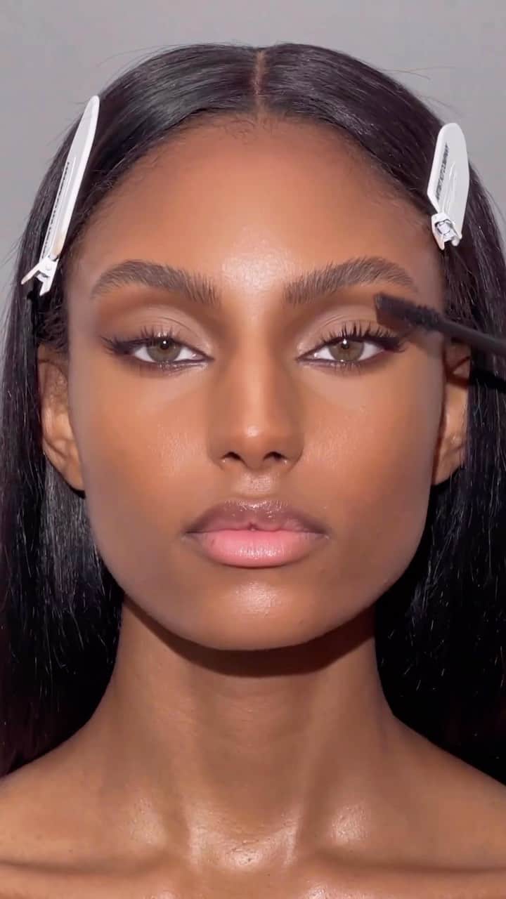 wakeupandmakeupのインスタグラム：「Rate the look 1-10 ❤️‍🔥 @ • @shari.mua  beauty @sydneyjharper  hair @florian_fuell   using:  freiwillige Verlinkung* @armanibeauty Acqua Pantelleria @tatcha Water Cream  @diorbeauty Forever Skin Correct Concealer  @yslbeauty All Hours Foundation, Crush Liner Brown, Couture Colour Clutch  @hindash Beautopsy Palette @anastasiabeverlyhills Brow Freeze + Dip Brow Pomade (Ebony) @delilahcosmetics Gel Liner YSL Lash Clash Mascara @anastasiabeverlyhills」