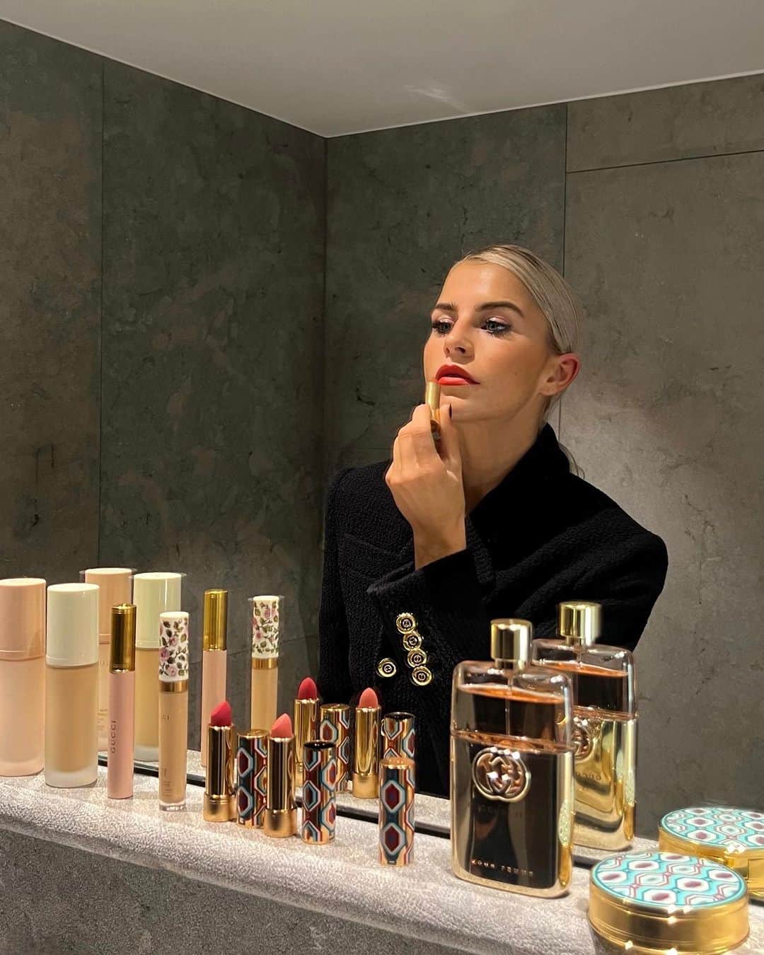 キャロライン・ダウルのインスタグラム：「Anzeige // no matter what, I always gift my best 😘@guccibeauty #GucciBeautyWishes」