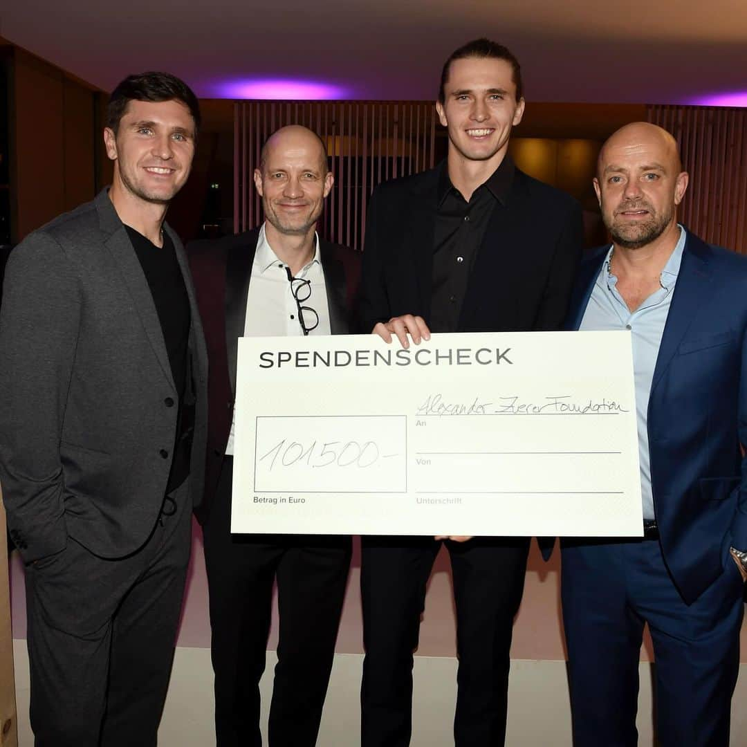 アレクサンダー・ズベレフのインスタグラム：「Our 2nd year-ending gala with the @alexanderzverevfoundation at @tannenhofsportspa helped raise more than €100,000 for projects in Bolivia and Nepal to help save lives of diabetic children. Thank you so much for everyone’s support on our mission 🤝🏽  #diabetes #alexanderzverevfoundation #theonlylimitistheoneyousetyourself #serveagainstdiabetes #aufschlaggegendiabetes #charity #mission」