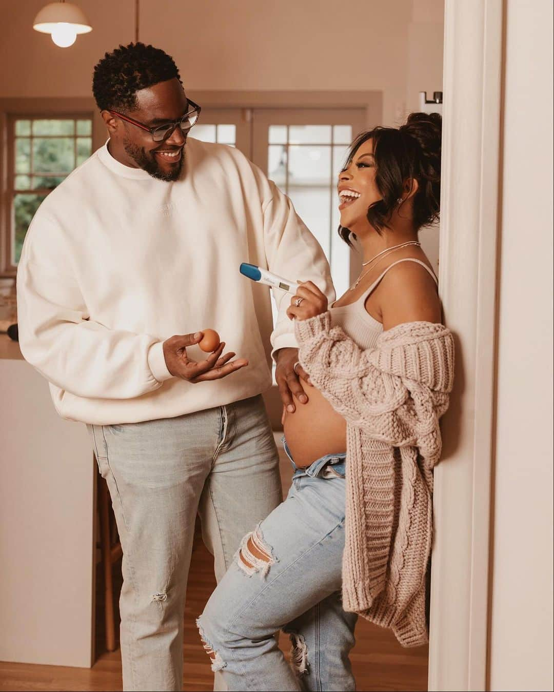 ブレシャ・ウェッブのインスタグラム：「Blessed to be baking our little miracle. 🙏🏿💕」