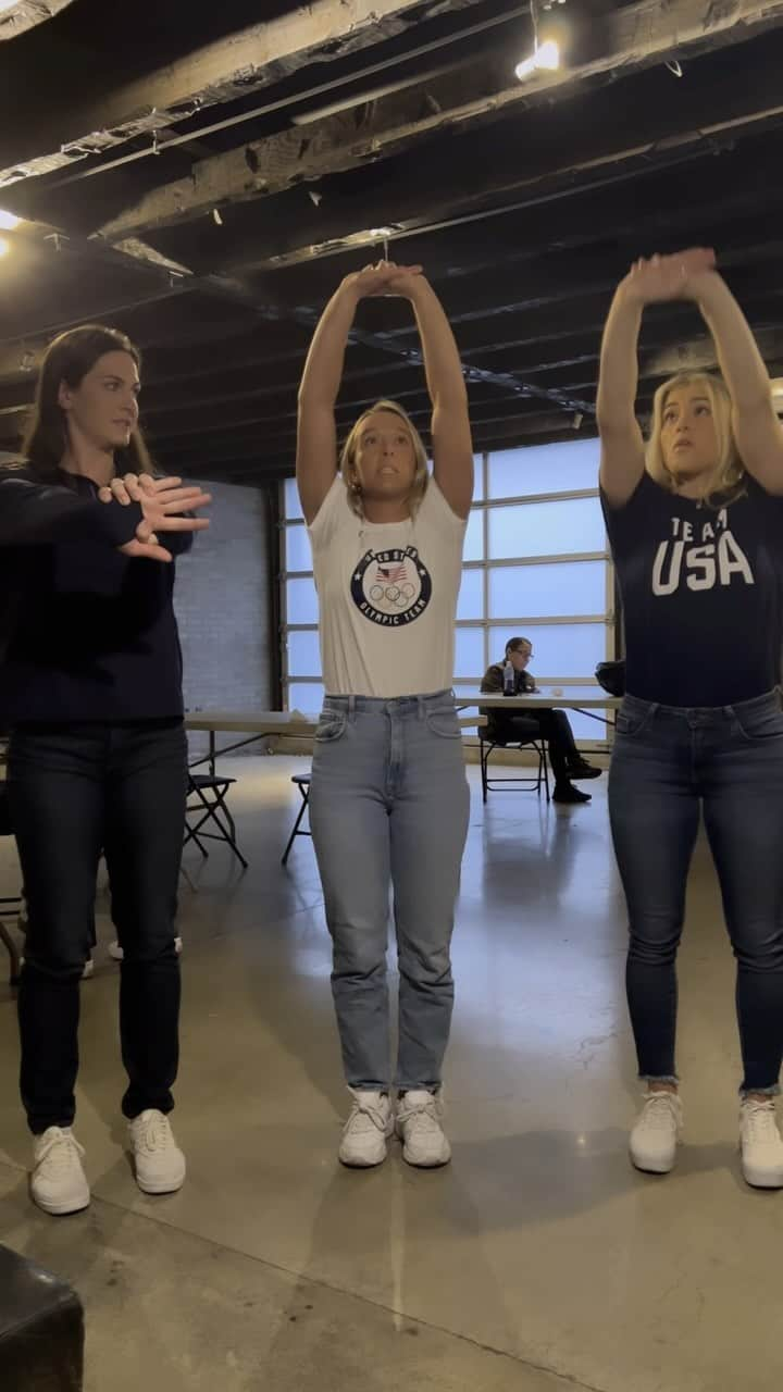 ヘレン・マロウリスのインスタグラム：「The @teamusa crossover we needed! 🇺🇸 Olympic medalist @jessicaparratto 🏊‍♀️ gives @helen_maroulis & @adelinegray a quick lesson on proper diving technique! Thanks for the tips, Jess. 👌」