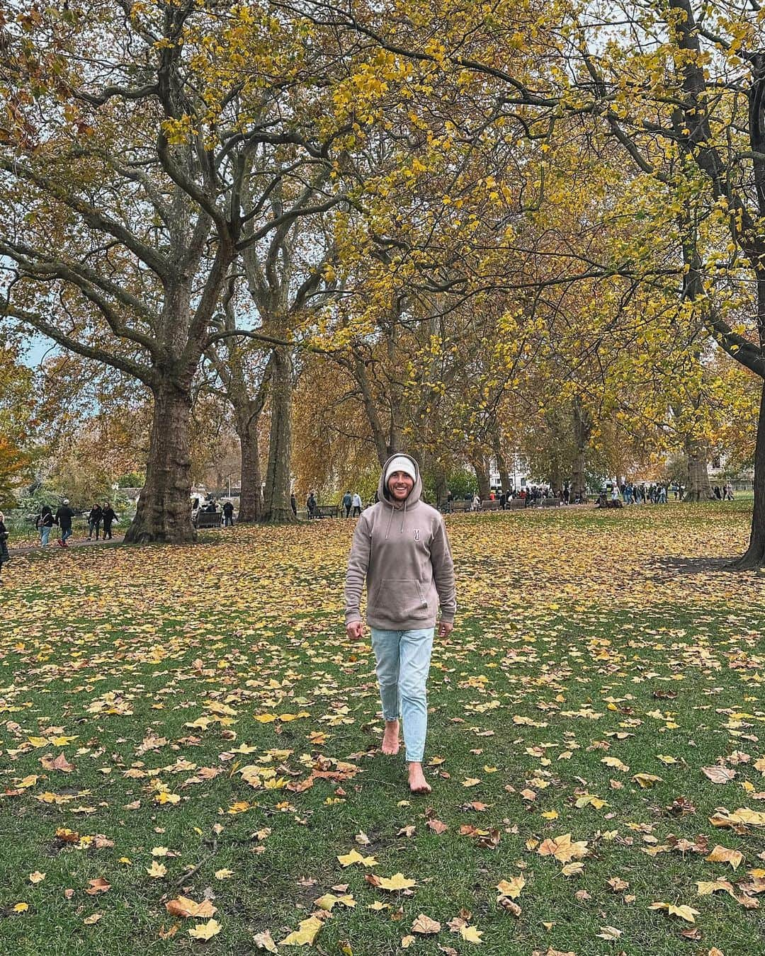 イバイ・ゴメスさんのインスタグラム写真 - (イバイ・ゴメスInstagram)「Grounding in London 🍃🧠 • Así fui caminando por esa maravilla de parque 🤩 • La gente me suele mirar raro 🤣  ¡BENDITA LOCURA! 🙏🏻」11月22日 4時13分 - ibaigomez