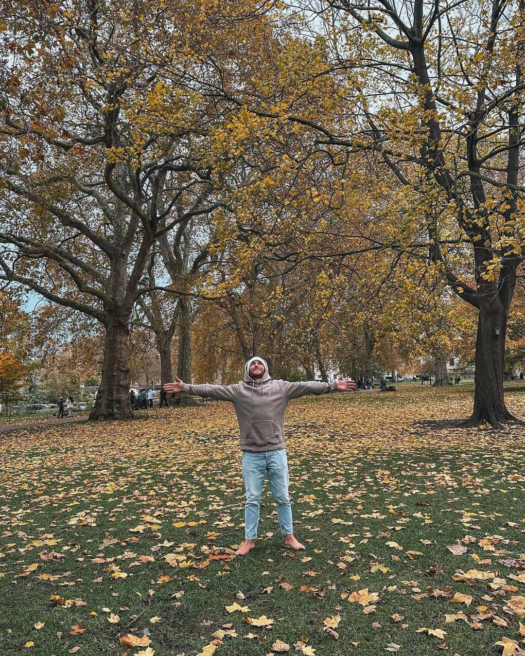 イバイ・ゴメスのインスタグラム：「Grounding in London 🍃🧠 • Así fui caminando por esa maravilla de parque 🤩 • La gente me suele mirar raro 🤣  ¡BENDITA LOCURA! 🙏🏻」