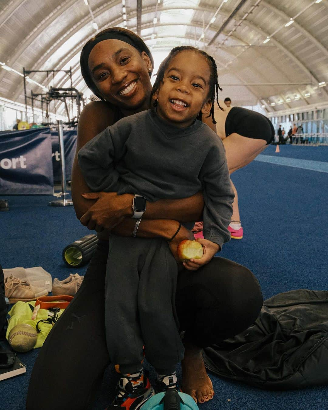 ビアンカ・ウィリアムズのインスタグラム：「My favourite boy 🩵  Being a full time athlete and a full time mum is exhausting but I really do love bringing him to the track and seeing his excitement for athletics 🤩🤩  Future star in the making   @izzyandherfujifilm capturing the best moments 🥹🩵」