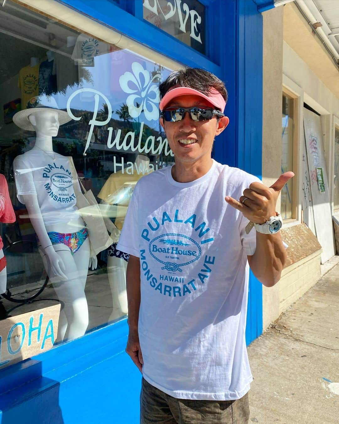 Pualani Hawaii Beachwearさんのインスタグラム写真 - (Pualani Hawaii BeachwearInstagram)「日本からのお客様🌺 コラボT着てアロハ〜🤙🏽  ボートハウスTシャツがとってもお似合いです☺️ご来店ありがとうございました！  #ハワイ限定 #hawaii #ハワイ #ハワイ旅行 #ハワイ土産 #ハワイ好きな人と繋がりたい #ハワイ購入品 #ハワイ好き #ハワイ暮らし #ハワイ情報 #ハワイお土産 #aloha #ハワイ旅 #ハワイ限定品 #ハワイショッピング#モンサラット#プアラニハワイ#ボートハウス#キャプテンサンタ#モンサラットアベニュー#プアラニハワイビーチウェア」11月22日 4時19分 - pualani_monsarrat