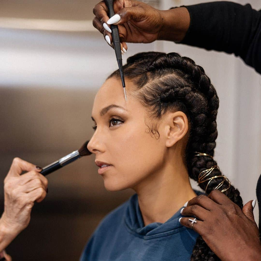 Vogue Beautyのインスタグラム：「@aliciakeys has officially re-entered the world of makeup through her own beauty and wellness brand, Keys Soulcare. This Sunday, ahead of opening night for Keys's loosely autobiographical off-Broadway musical Hell's Kitchen, the singer (and now playwright) walked us through her current relationship with makeup and what getting ready for an important night looks like now. “Getting ready is all about feeling good, and I love the getting ready part. The affirmation ‘I own my power’ is something I’m carrying with me in the beautiful, celebratory evening.” Head to the link in bio to see how the star got ready for her big night out. Photo: @ramonrecords」