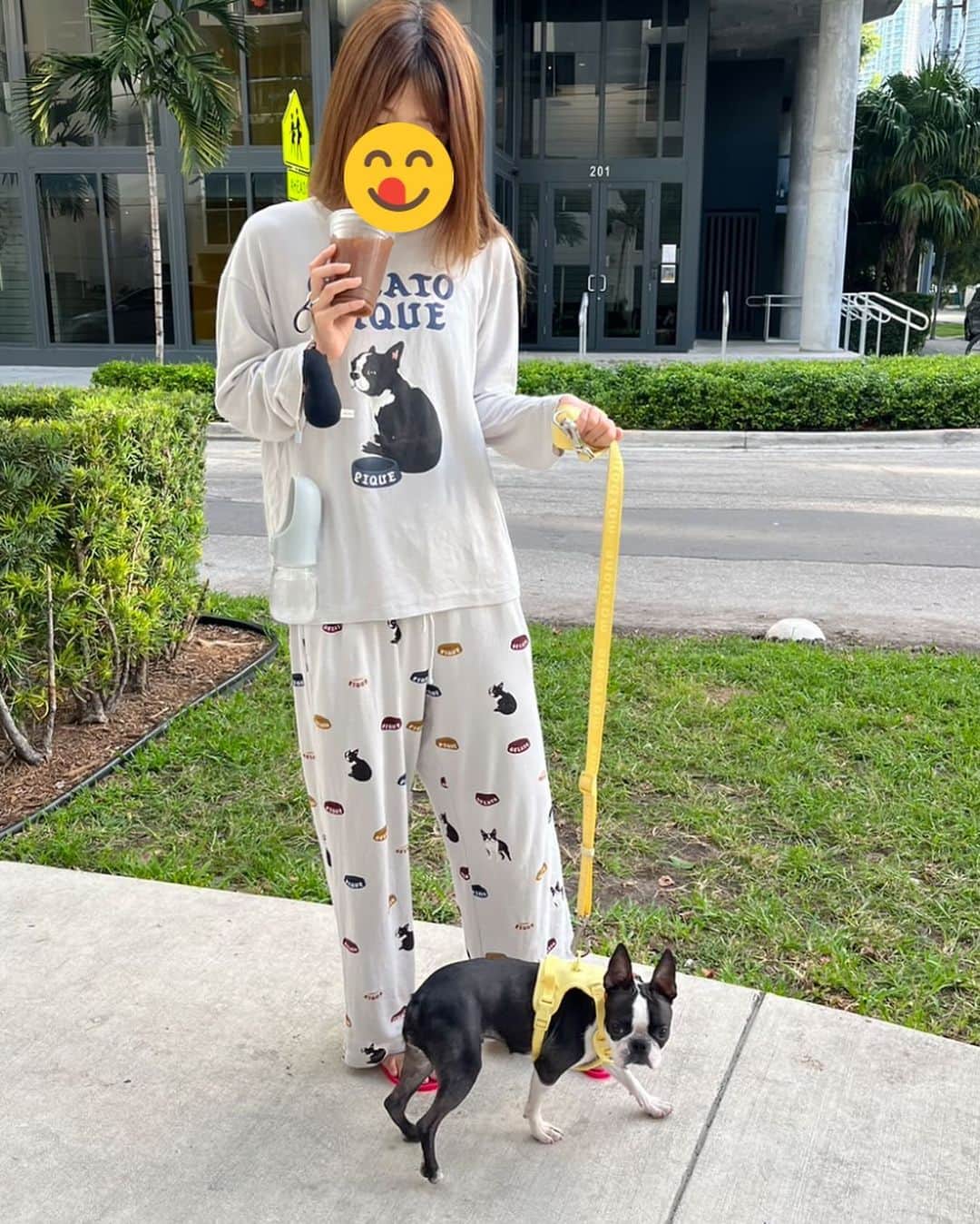 新庄千歳さんのインスタグラム写真 - (新庄千歳Instagram)「日本で買ったこのジェラピケ着て寝てるし、すっぴんでこの格好で朝に チョットと散歩にも行きまっせ。 かわちぃ🐶✌️  I’m going for a walk with my Boston Terrier, dressed in Boston Terrier Loungewear. 🐶✌️  #ジェラピケ#ジェラピケ犬パジャマ  #gelatopique #ボストンテリア #ぼすとんてりあすたぐらむ #ボストンテリアのいる日常 #bostonterrier #bostonterriersofinstagram #bostonterrierlife #usalife #アメリカ生活 #マイアミ #miamilife #アメリカ在住 #art」11月22日 4時29分 - chii_in_miami
