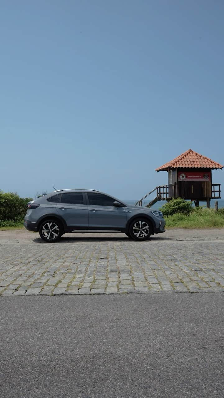 Volkswagen do Brasilのインスタグラム：「O Rio de Janeiro é uma das cidades mais bonitas do mundo e hoje te mostro 4 praias da Zona Oeste a bordo do Nivus.   Ficou muito mais prático e simples explorar o Rio de Janeiro com o VW Play. Com tela sensível ao toque de alta resolução,  consigo colocar as minhas músicas preferidas, escolher o melhor caminho e até ligar para os amigos. Sem falar no painel digital interativo da Volks, que deixa do meu jeito as informações presentes na tela de 10 polegadas.  🏝Praias que visitamos: Canto do Recreio Praia do Secreto Prainha Praia de Grumari  #VWBrasil #Nivus #SUV #publi  #VWParaTodos Um vídeo que começa com a imagem aérea de uma ilha em um dia de sol, corta para outra imagem aérea de uma praia paradisíaca. Corta para o influenciador Marcos Vaz falando para a câmera, sentado dentro de um Nivus. Ele aperta o botão de ligar o carro e corta para a câmera do ponto de vista dos olhos dele enquanto dirige, mostrando o carro passando por uma rua com praia à esquerda. Vemos alguns cortes dele dentro do carro, a bandeira do Brasil em uma praia e depois uma placa que aponta para várias direções, mostrando diferentes praias do Rio de Janeiro. Corta para mais imagens de praia até mostrar o logo da Volkswagen e o emblema na parte frontal do Nivus. Corta para diferentes imagens aéreas de praias e do carro em movimento, até que o influenciador encosta o dedo no GPS localizado no painel interior do carro. Corta para imagens aéreas de surfistas pegando onda e do carro passando pela costa. O vídeo termina com o carro estacionando em um piso de paralelepípedo em frente a uma pequena casa de telhado onde ficam os salva-vidas de uma praia.」