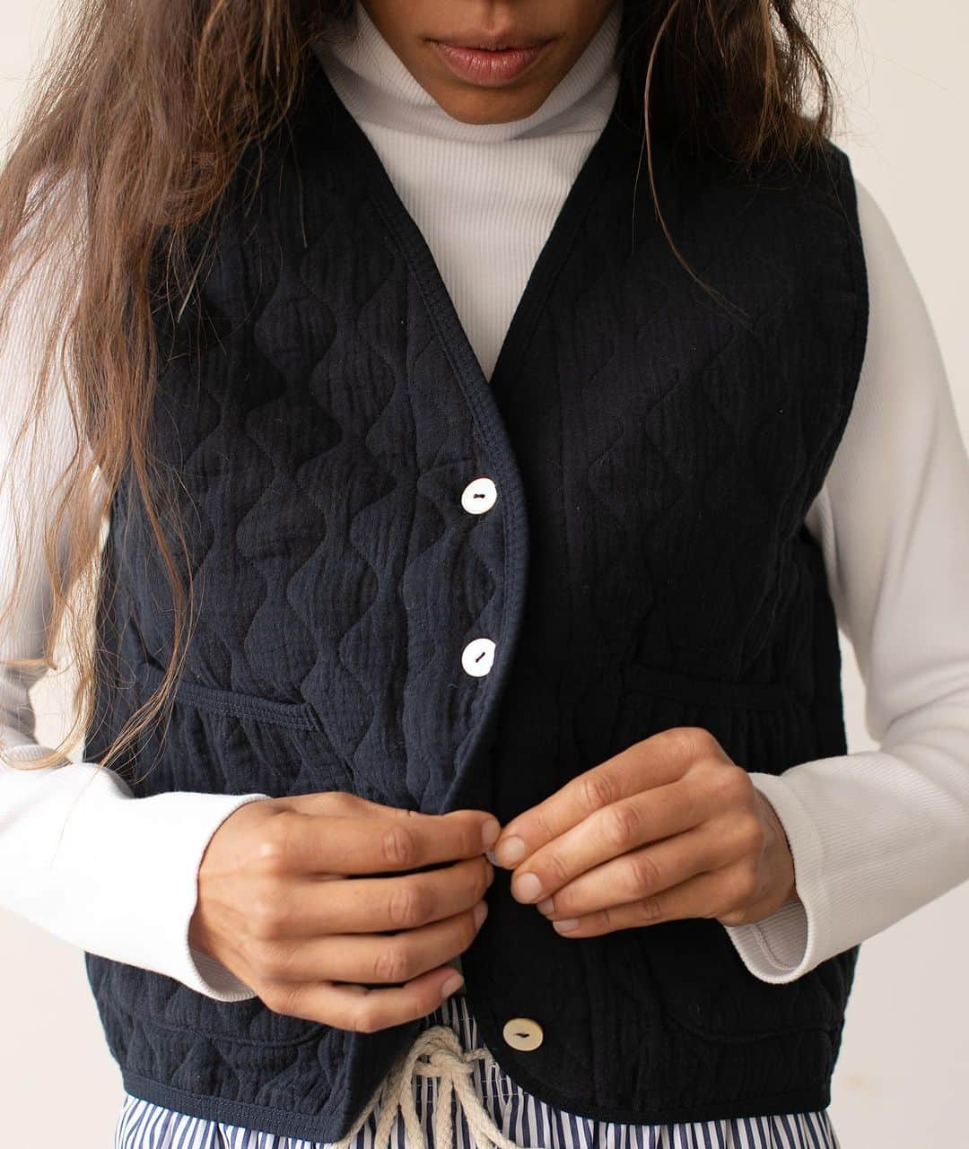 ドニーチャームさんのインスタグラム写真 - (ドニーチャームInstagram)「The Quilted Vest — Now available in Mushroom and Navy 🤎」11月22日 4時35分 - donni