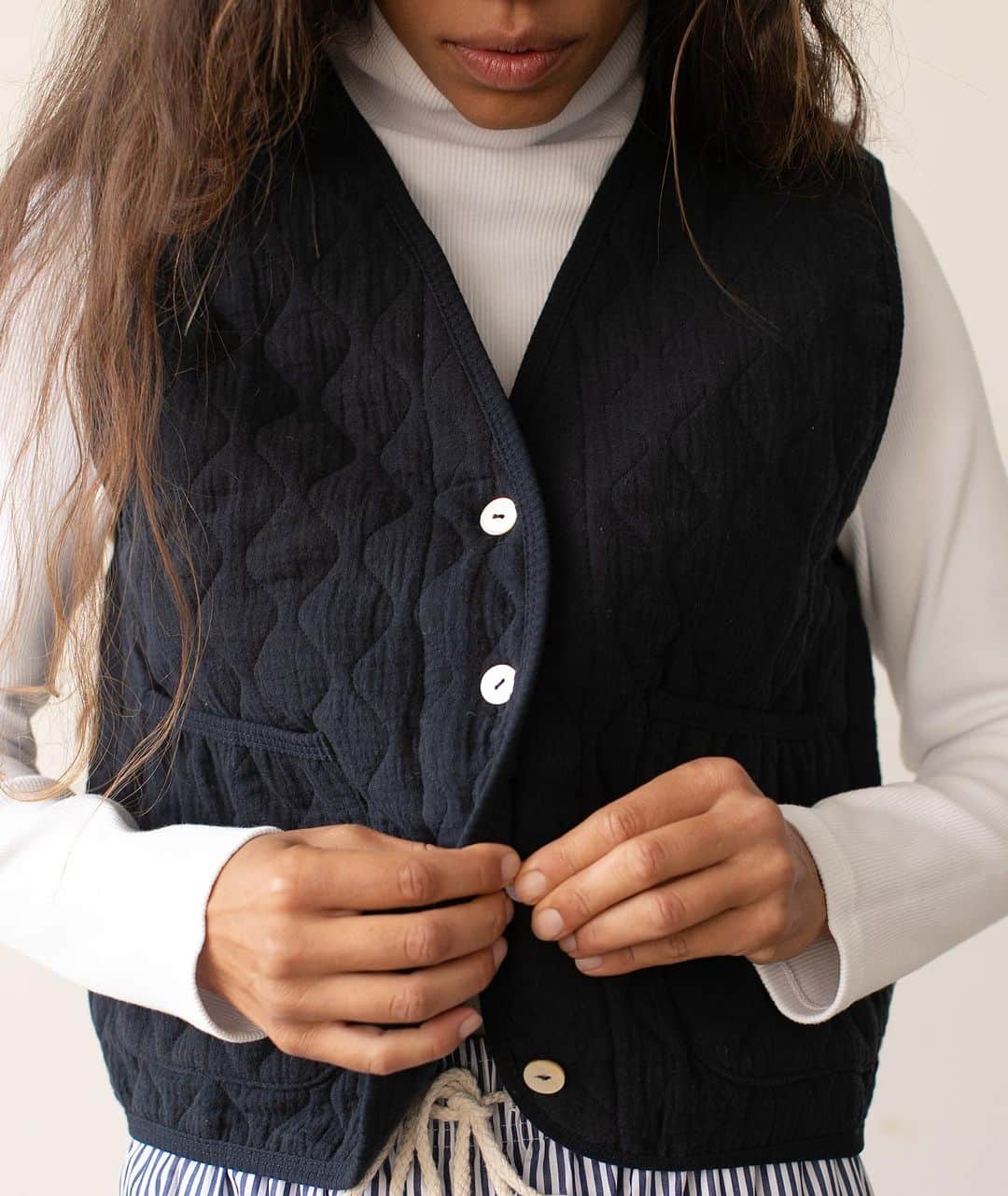 ドニーチャームのインスタグラム：「The Quilted Vest — Now available in Mushroom and Navy 🤎」
