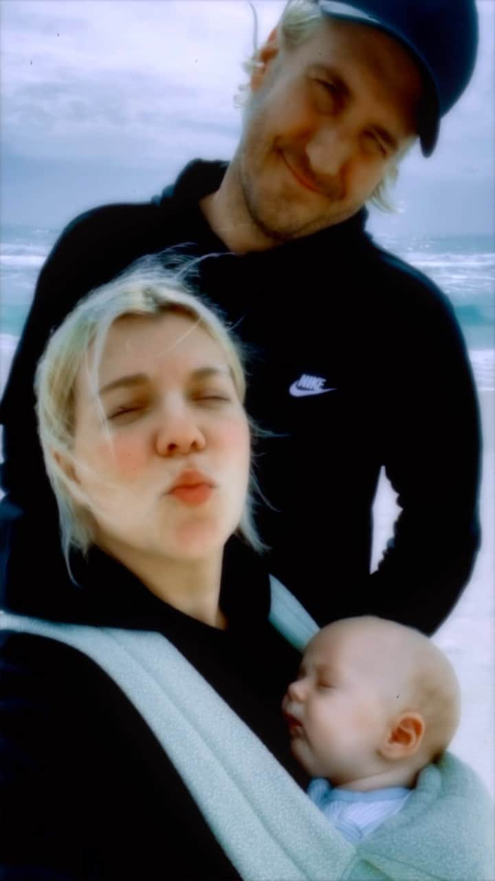 キンバリー・ペリーのインスタグラム：「Family Thanksgiving 2023 + Whit’s first trip to the beach 🦃 🌊 Just beamin’ and bloomin’ over here y’all. What’re you up to this week? xx」